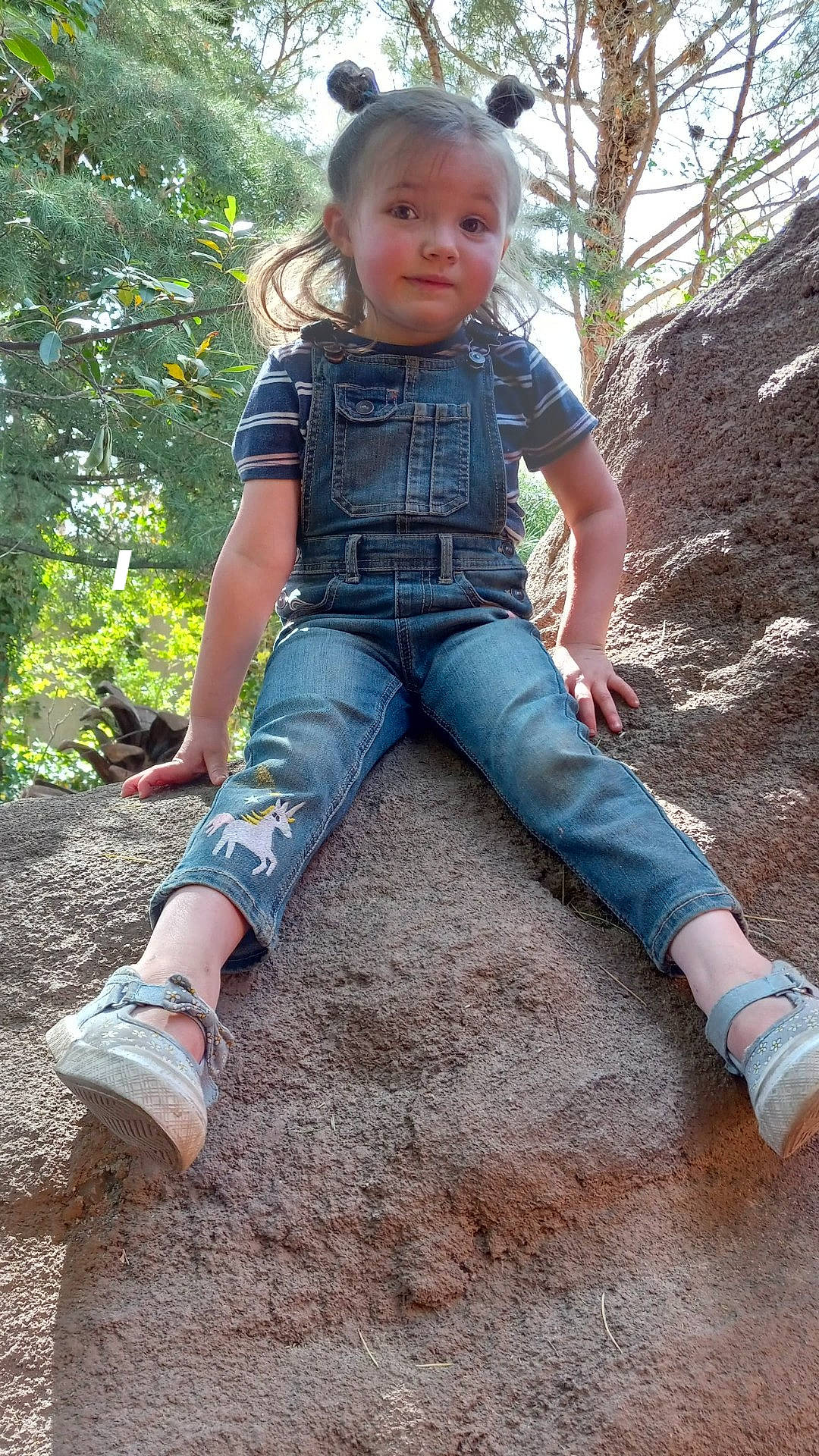 Israella is registered to the contest to win money with this photo: beauty, cool, denim, fun, grass, jeans, knee, leg, leisure, pattern, people_in_nature, person, plaid, plant, shoe, sleeve, t_shirt, thigh, tree, waist