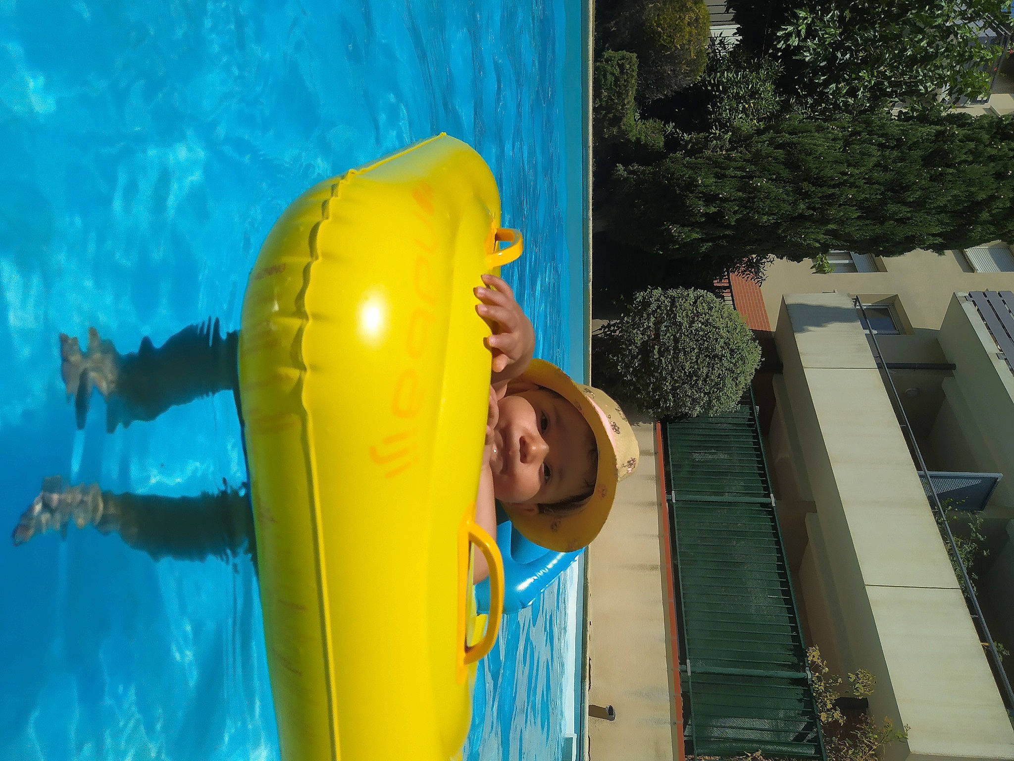 Maria a rejoint le concours — aidez-le/la à gagner de superbes lots ! chute, fun, headwear, inflatable, leisure, majorelle_blue, person, recreation, yellow