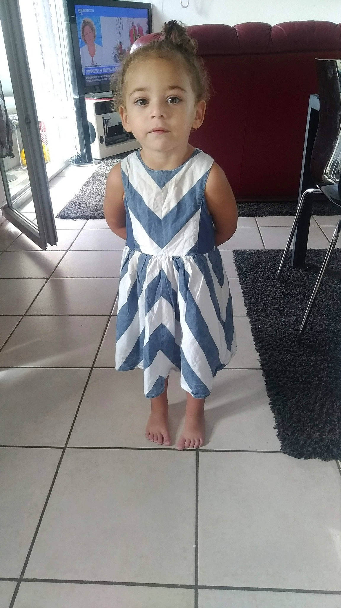 Assma a rejoint le concours — aidez-le/la à gagner de superbes lots ! blurred, child, dress, floor, flooring, person, toddler