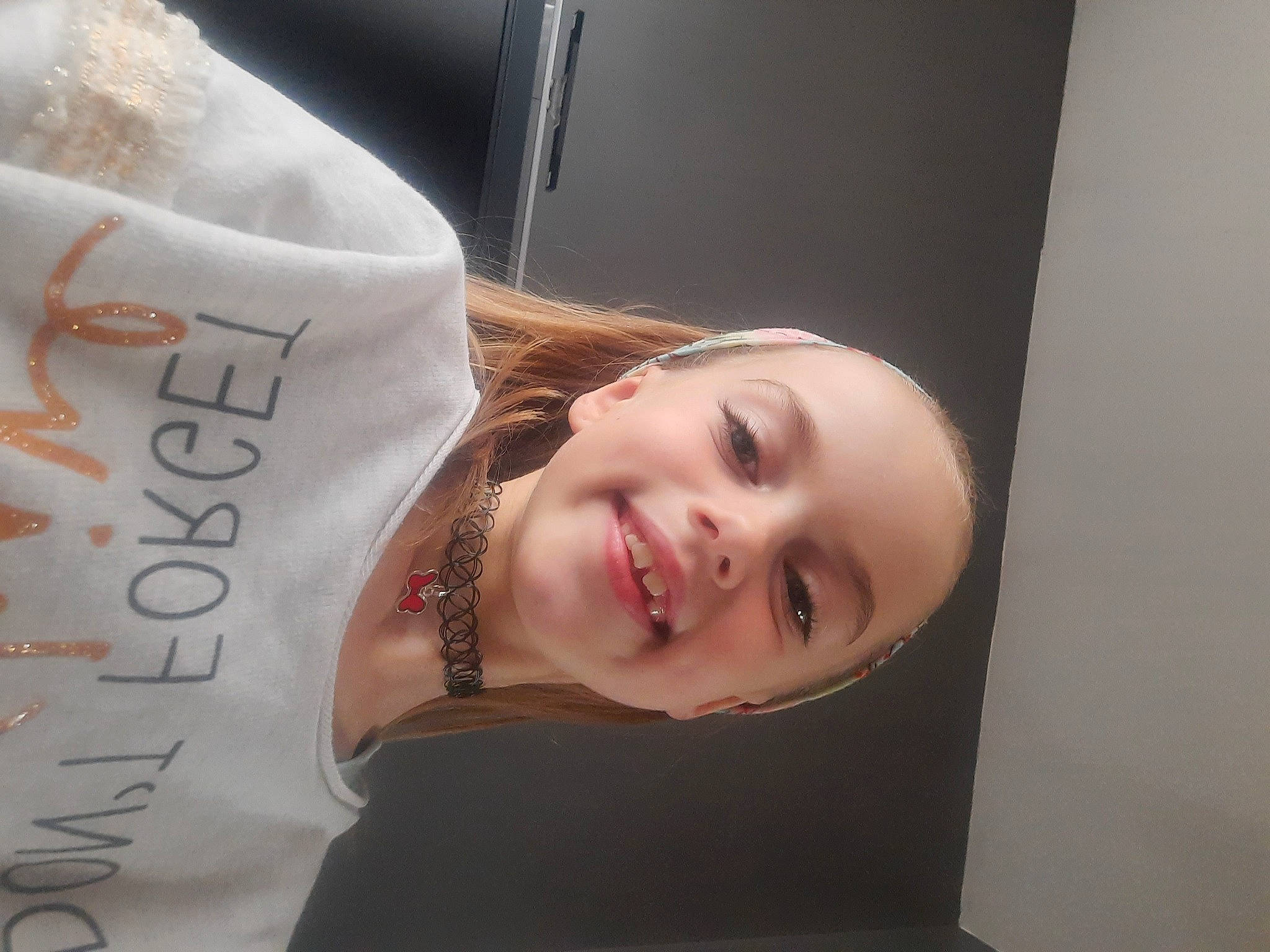 Louna participe au concours pour gagner de l'argent avec cette photo : cheek, child, comfort, eyelash, flash_photography, font, forehead, fun, hair_coloring, happy, joy, linens, lip, person, portrait_photography, room, sleeve, smile