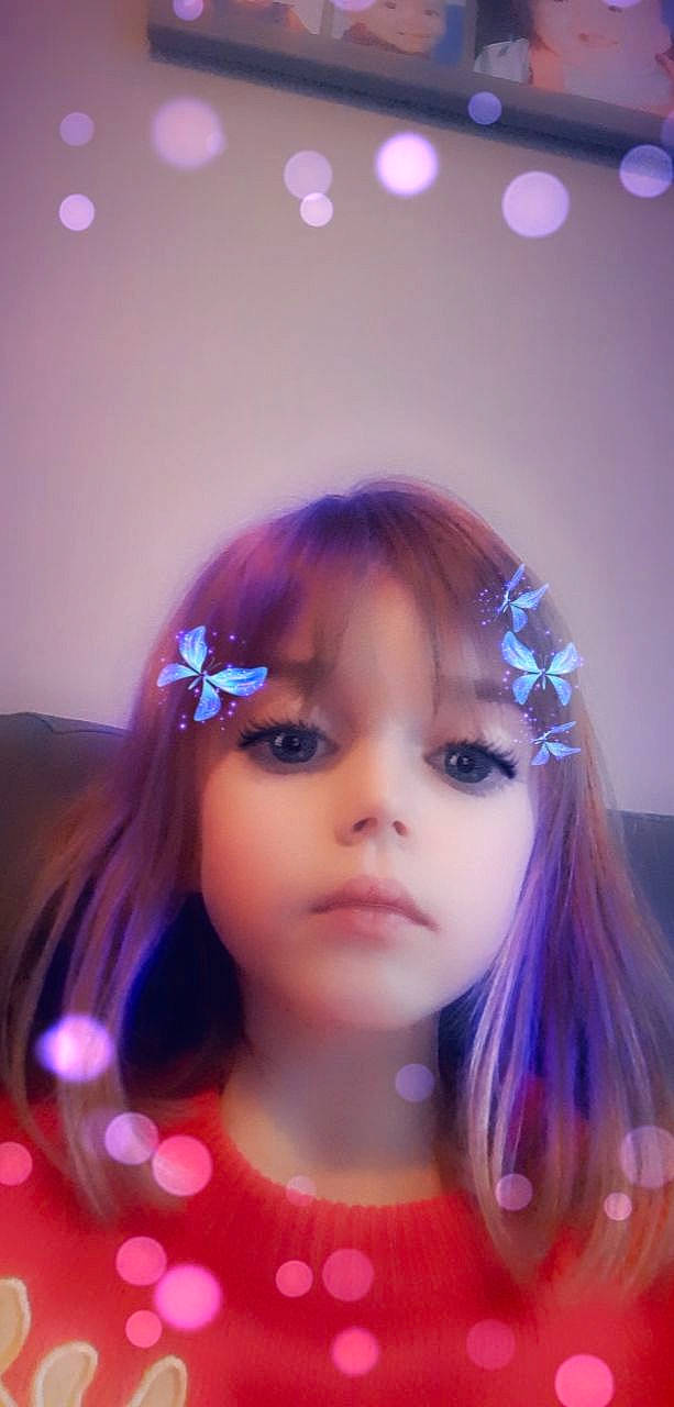 Louna participe au concours pour gagner de l'argent avec cette photo : bangs, black_hair, cheek, chin, ear, entertainment, eyebrow, eyelash, flash_photography, fun, happy, iris, lip, long_hair, magenta, person, pink, purple, skin, toy