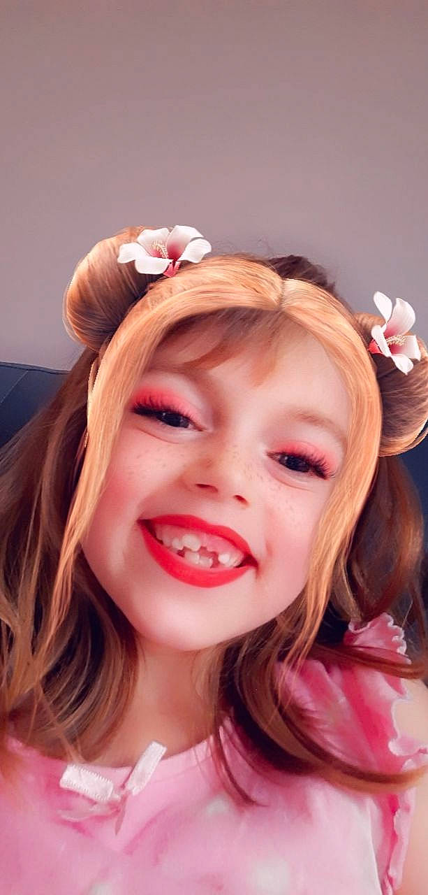 Louna a rejoint le concours — aidez-le/la à gagner de superbes lots ! bangs, cheek, chin, ear, eyebrow, eyelash, face, happy, headpiece, iris, joy, layered_hair, lip, lipstick, long_hair, makeover, mouth, person, petal, pink