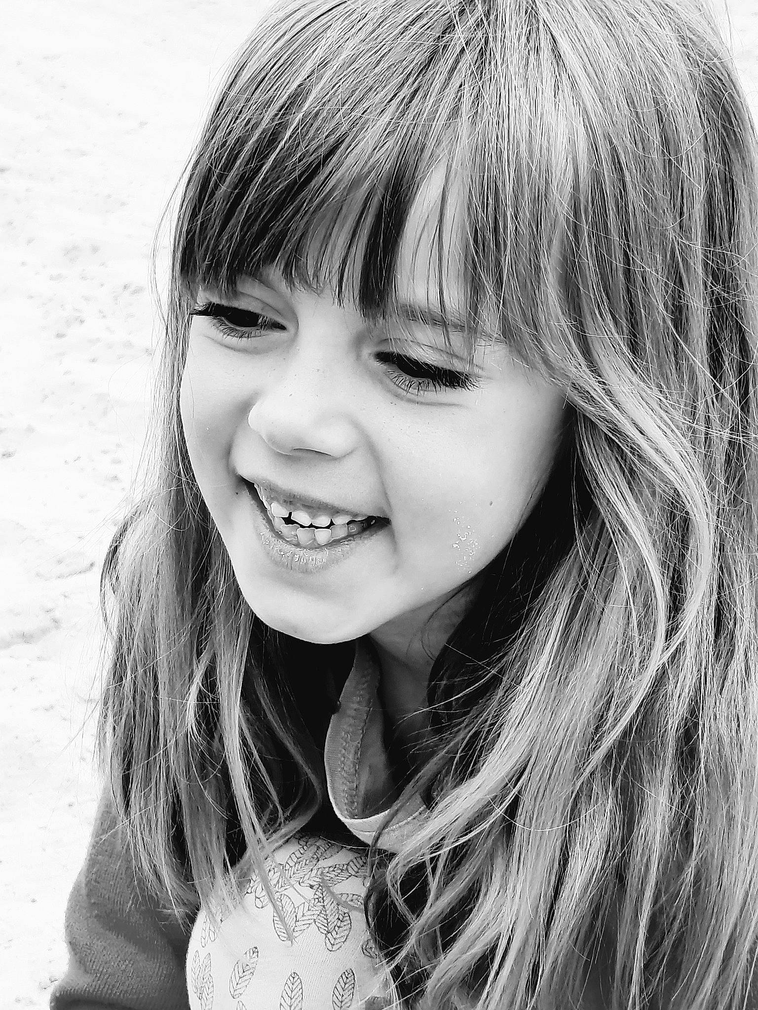 Louna participe au concours pour gagner de l'argent avec cette photo : bangs, beauty, black_and_white, cool, eye, eyebrow, eyelash, flash_photography, gesture, happy, iris, jaw, joy, layered_hair, lip, mouth, nose, person, smile, style