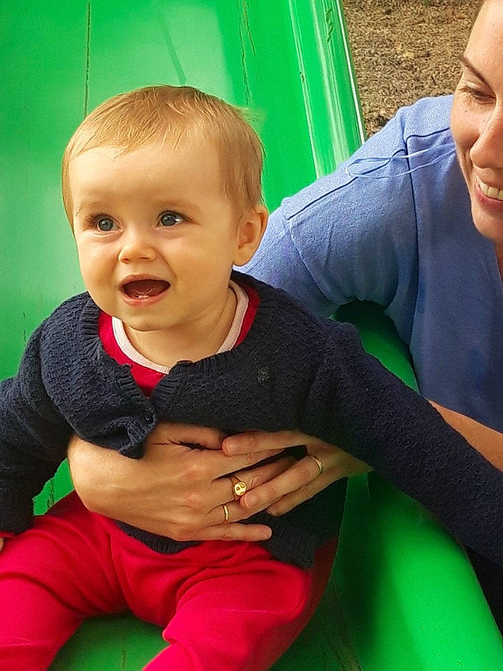 Romy participe au concours pour gagner de l'argent avec cette photo : baby_toddler_clothing, cheek, child, facial_expression, finger, fun, gesture, grass, happy, head, human_body, joint, lap, leisure, organ, people, person, product, skin, smile