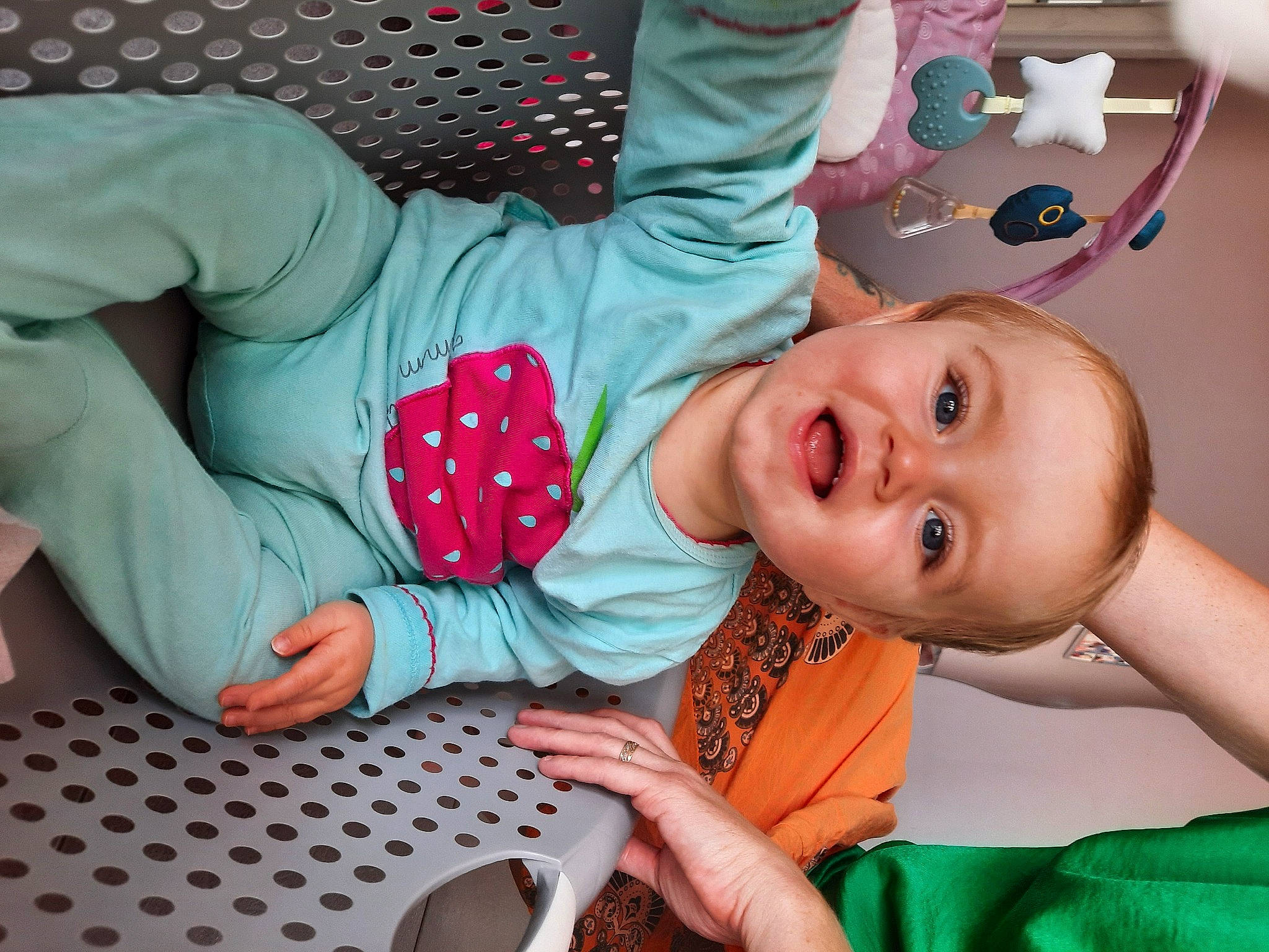 Romy a rejoint le concours — aidez-le/la à gagner de superbes lots ! arm, baby, baby_products, baby_toddler_clothing, cheek, comfort, face, finger, fun, green, happy, head, human_body, mouth, pattern, person, pink, sleeve, smile, tableware