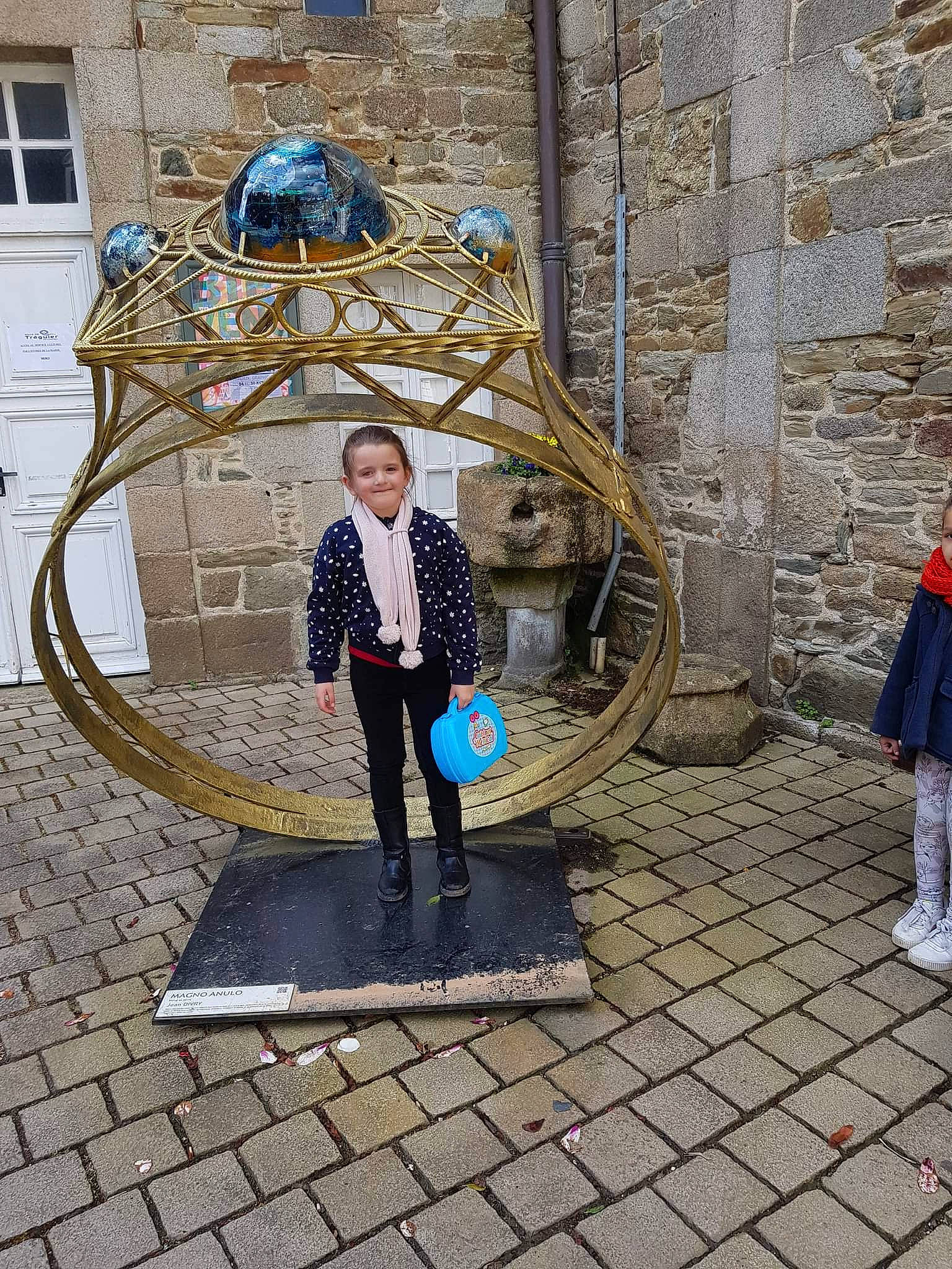 Lena participe au concours pour gagner de l'argent avec cette photo : architecture, art, brick, building, circle, cobblestone, door, electric_blue, facade, fashion, flooring, footwear, joy, leisure, outerwear, pedestrian, person, road_surface, sidewalk, standing