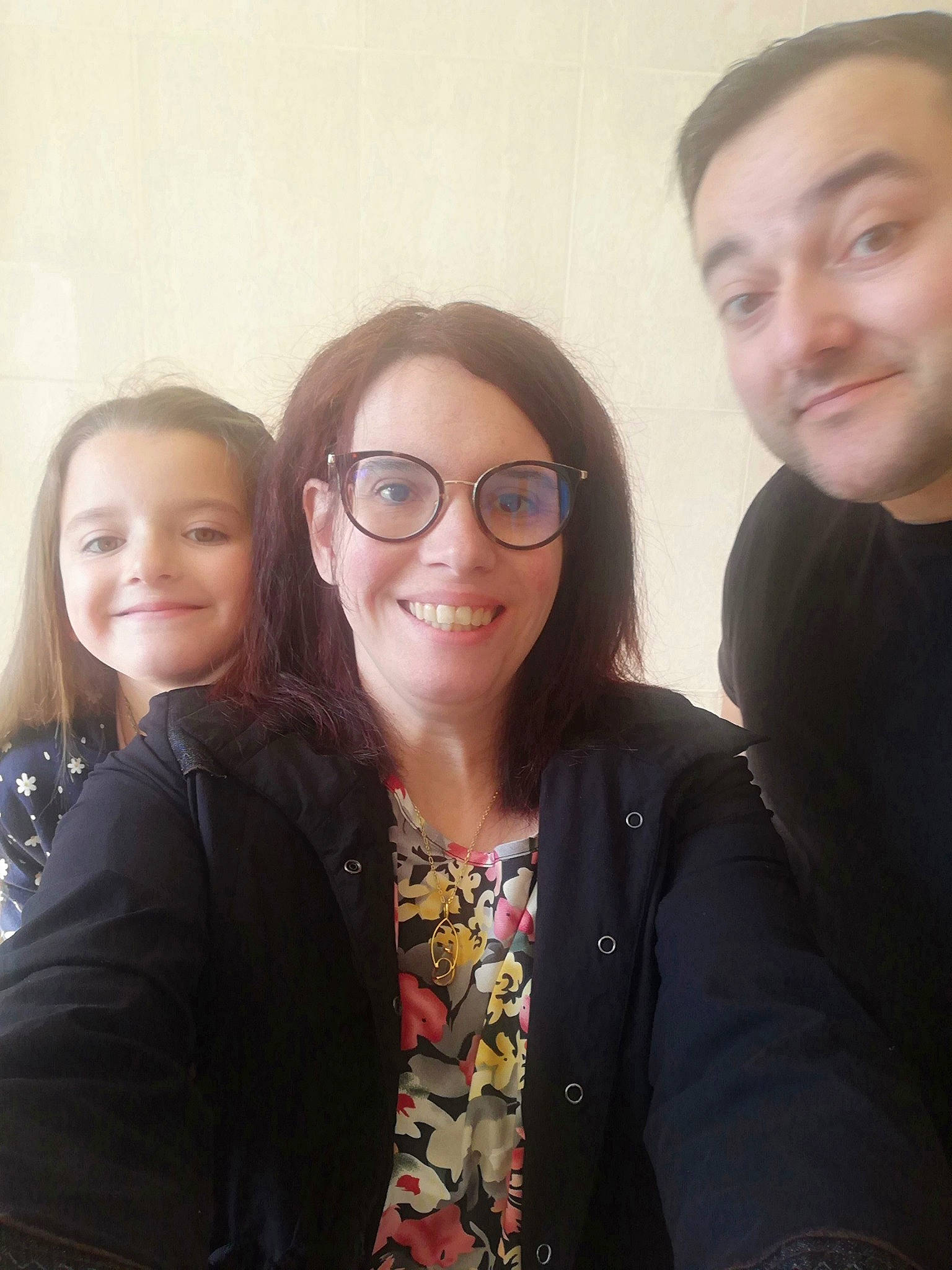 Lena participe au concours pour gagner de l'argent avec cette photo : brown_hair, cheek, cool, event, eye, eyewear, face, friendship, fun, glasses, hair, happy, head, iris, joy, outerwear, person, selfie, shoulder, skin