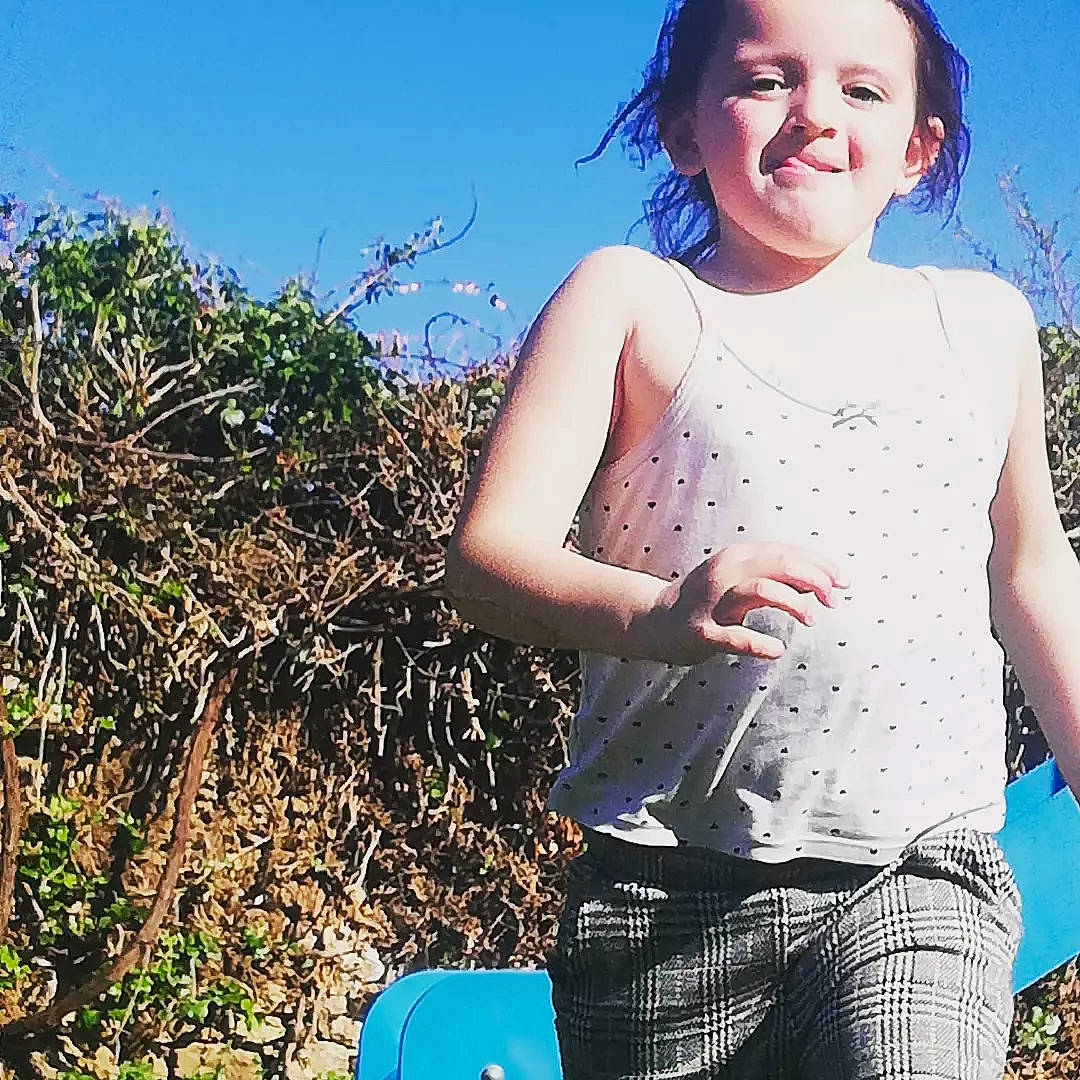 Lena participe au concours pour gagner de l'argent avec cette photo : blue, denim, elbow, eyewear, facial_expression, gesture, grass, happy, leisure, people_in_nature, person, plant, shoulder, sky, sleeve, smile, summer, sunlight, toddler, trunk