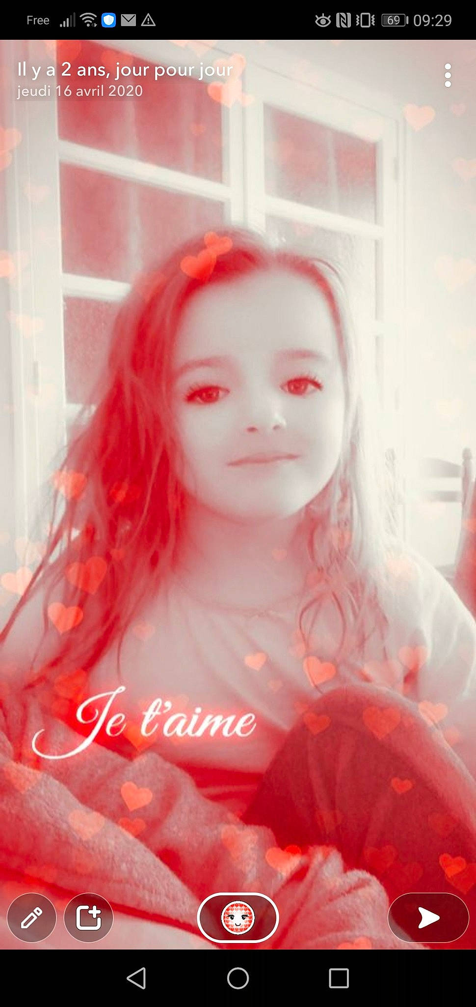 Lena participe au concours pour gagner de l'argent avec cette photo : eye, eyebrow, eyelash, flash_photography, hair, hairstyle, happy, lip, long_hair, magenta, mouth, neck, peach, person, pink, red, shoulder, skin, smile, throat