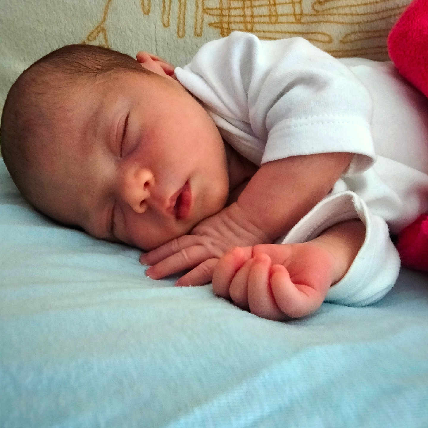 Kaïlyne participe au concours pour gagner de l'argent avec cette photo : baby, blanket, close_up, comfort, cozy, cute, face, hand, indoors, infant, lying_down, newborn, peaceful, portrait, resting, skin, sleeping, soft, white_clothing, young