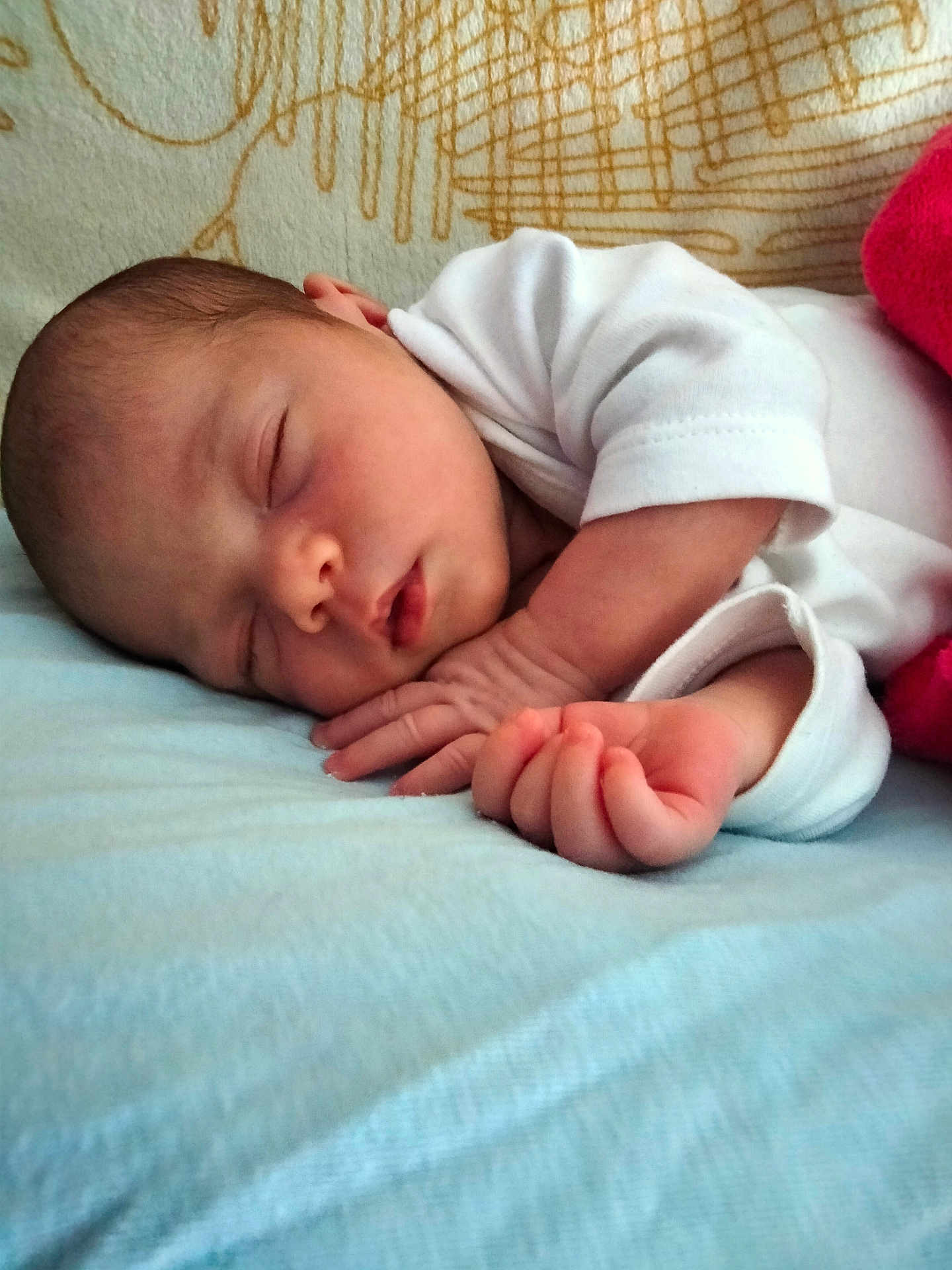 Kaïlyne participe au concours pour gagner de l'argent avec cette photo : newborn, baby, sleeping, infant, white_clothing, blanket, soft, peaceful, resting, close_up, face, hand, skin, indoors, portrait, cozy, comfort, cute, young, lying_down