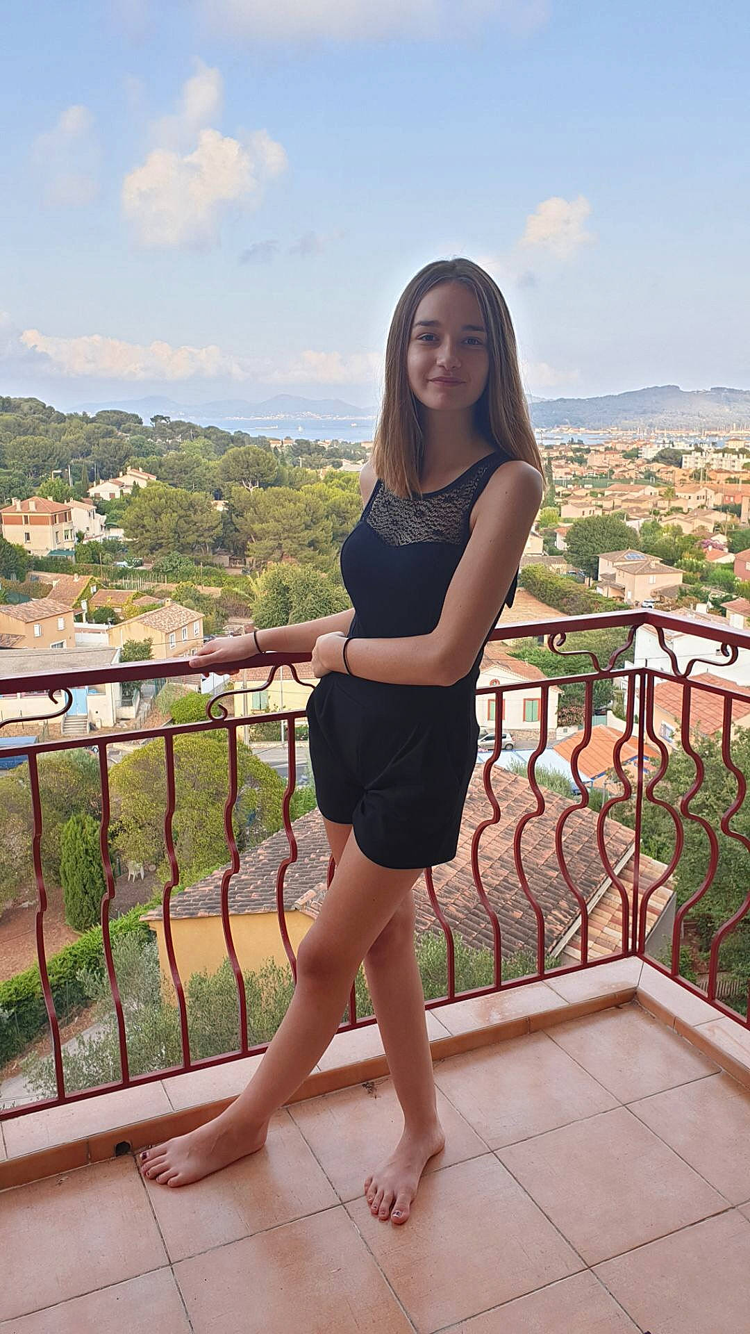 Jenny participe au concours pour gagner de l'argent avec cette photo : beauty, black_hair, clothing, dress, foot, footwear, human_body, human_leg, joint, lady, leg, little_black_dress, long_hair, person, photography, shoe, shorts, shoulder, summer, thigh