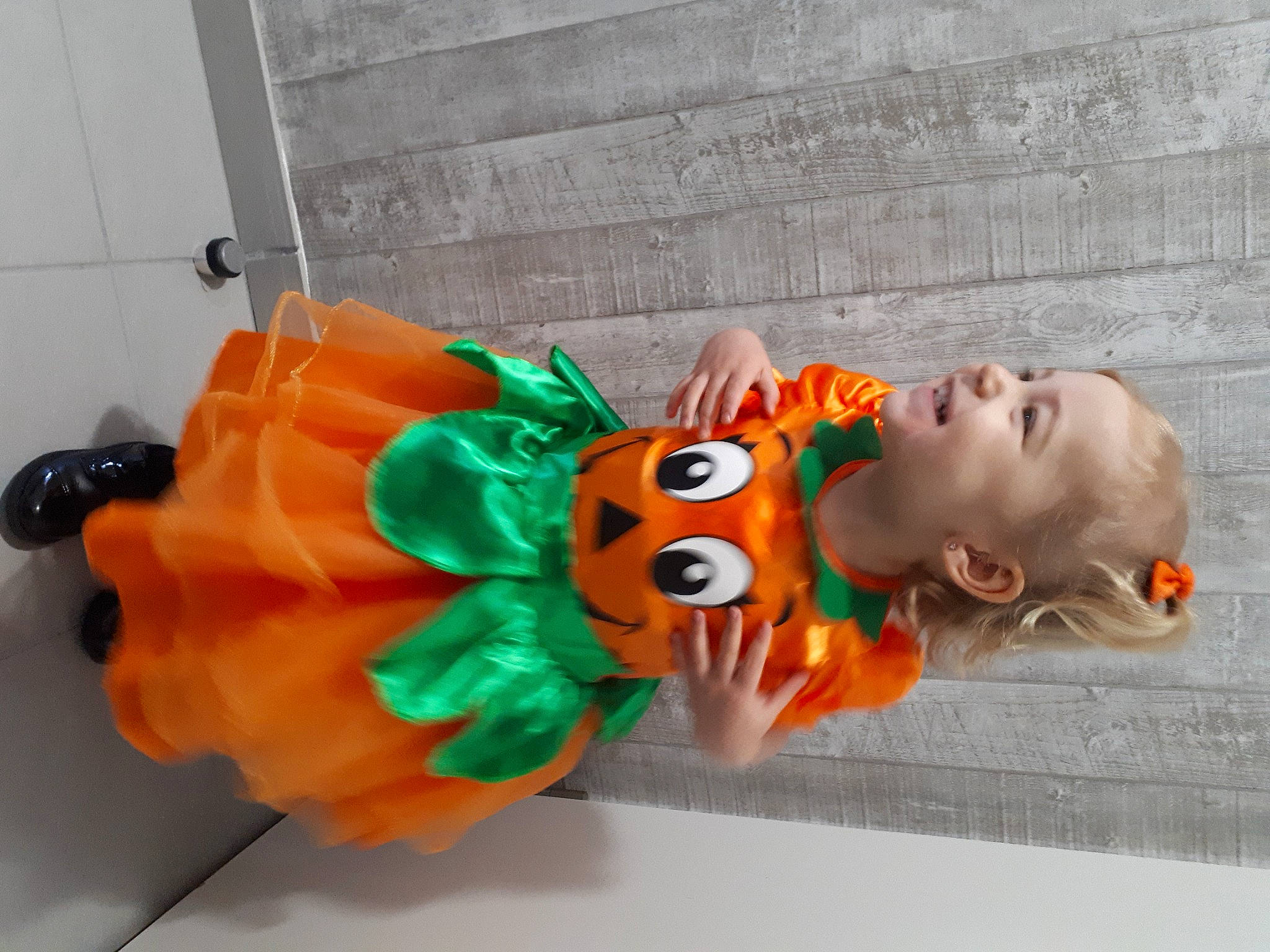 Anaëlle a rejoint le concours — aidez-le/la à gagner de superbes lots ! animation, baby, baby_toys, child, fashion_accessory, fun, happy, joy, orange, pattern, person, personal_protective_equipment, play, plush, stuffed_toy, textile, toddler, toy, trick_or_treat, visual_arts