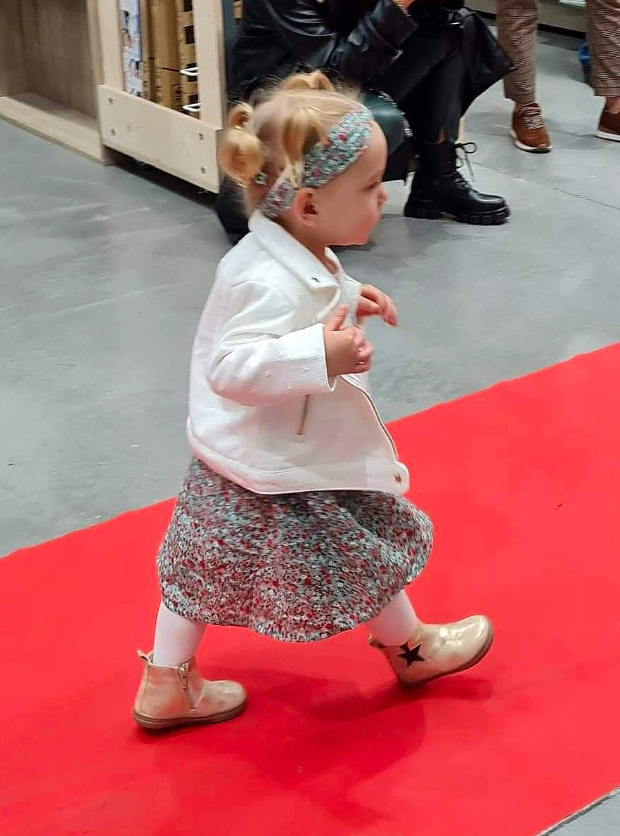 Anaëlle a rejoint le concours — aidez-le/la à gagner de superbes lots ! boot, carpet, child, event, floor, flooring, footwear, human_leg, joint, knee, leg, leisure, people, person, photograph, sandal, shoe, snapshot, sneakers, sock