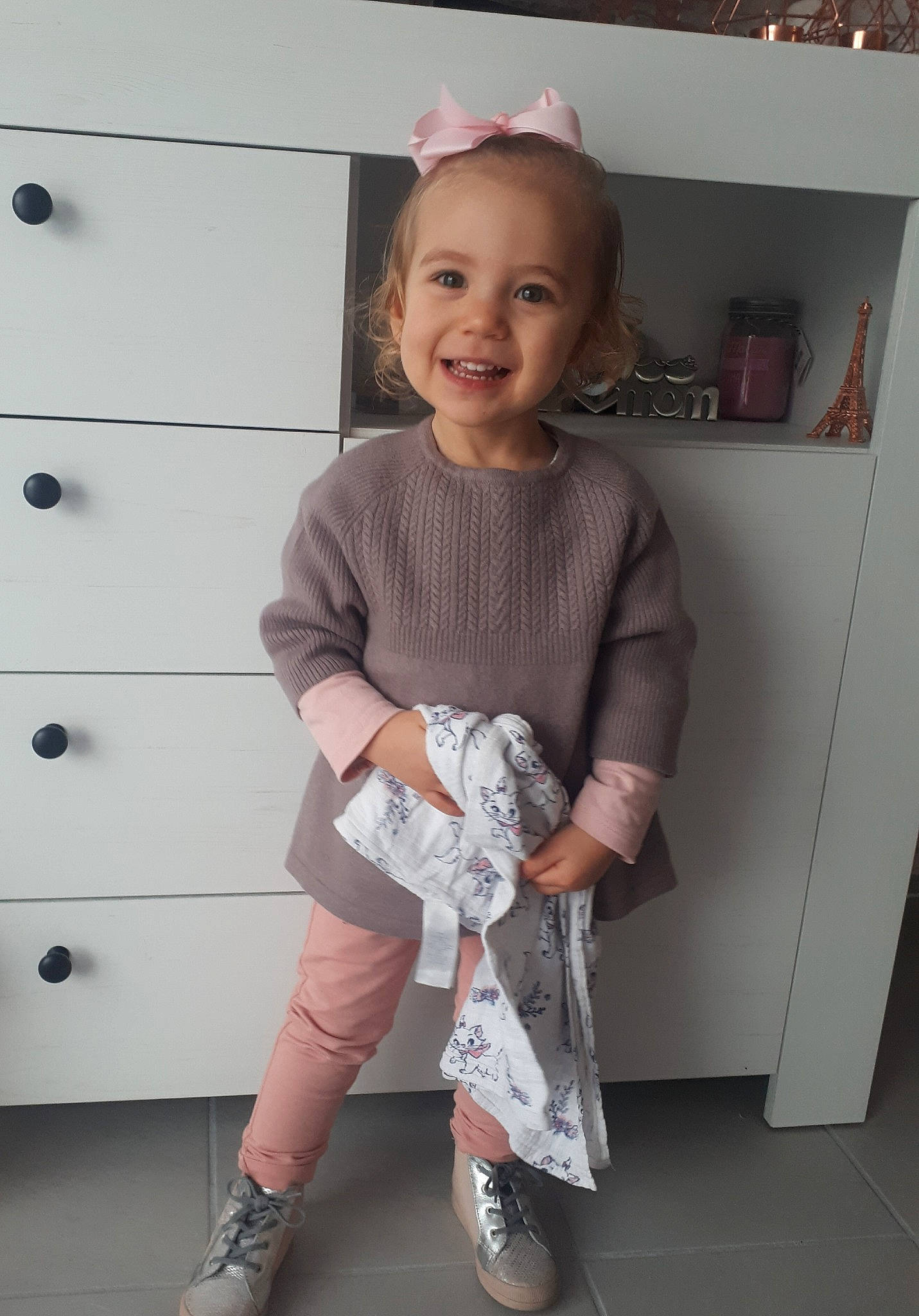 Anaëlle participe au concours pour gagner de l'argent avec cette photo : baby_toddler_clothing, cabinetry, fashion_design, hair, human_leg, joint, joy, knee, leg, neck, pattern, person, pink, product, sleeve, smile, standing, t_shirt, thigh, toddler