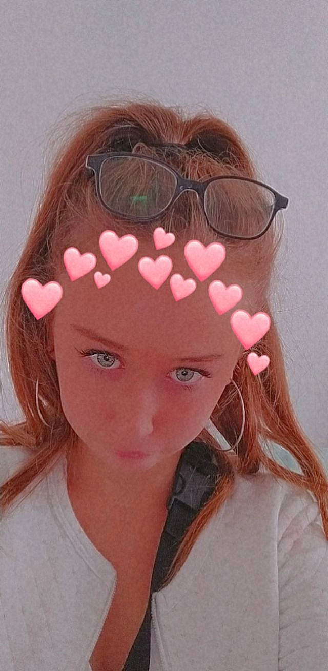 Jessica a rejoint le concours — aidez-le/la à gagner de superbes lots ! cap, eyebrow, eyelash, eyewear, forehead, gesture, goggles, headgear, headpiece, jaw, lip, magenta, mouth, neck, organ, person, personal_protective_equipment, pink, skin, sports_gear