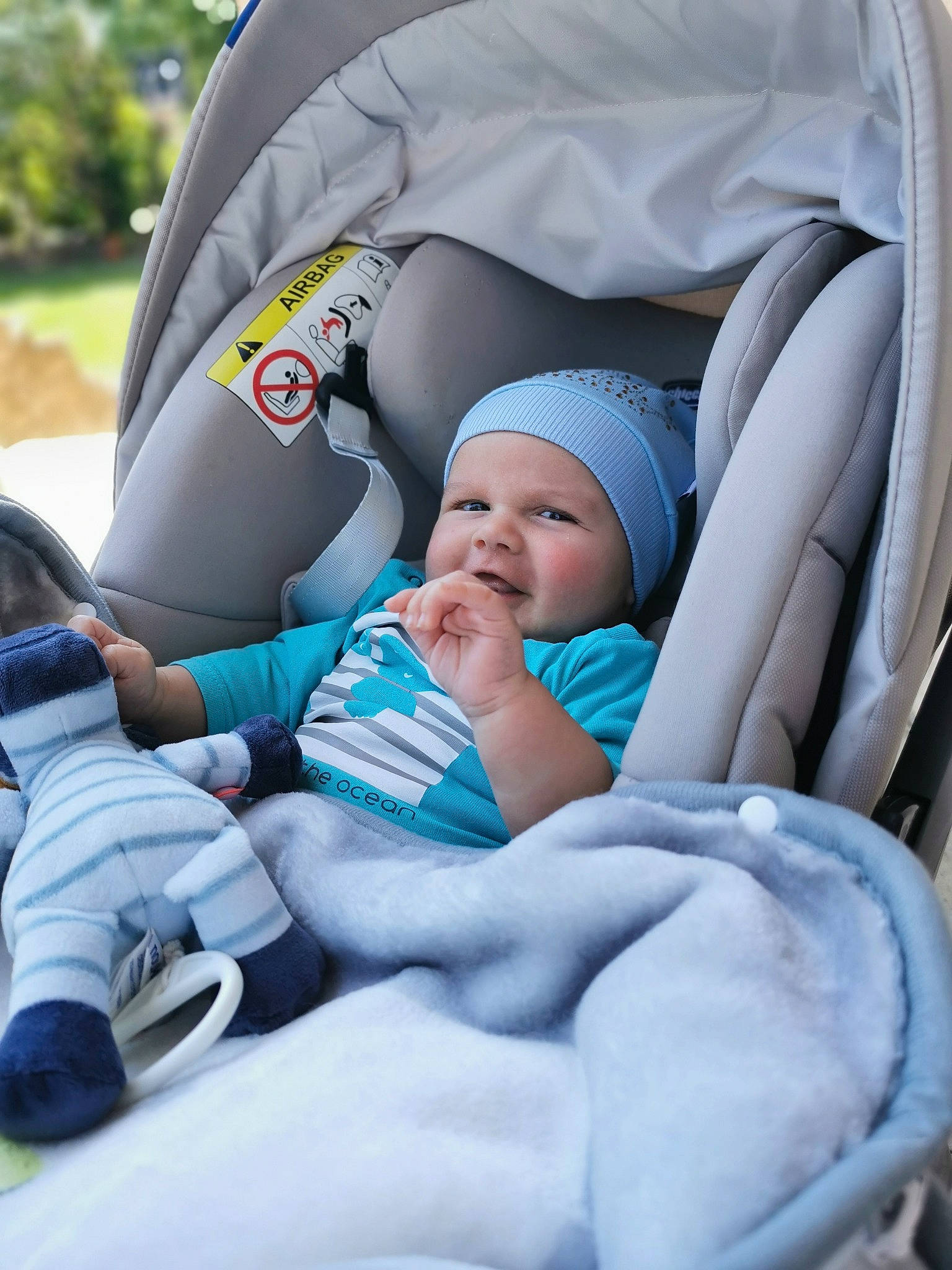 Hugo a rejoint le concours — aidez-le/la à gagner de superbes lots ! baby, baby_carriage, baby_in_car_seat, baby_products, baby_sleeping, birth, car_seat, child, comfort, headwear, nap, person, product, sleep, toddler