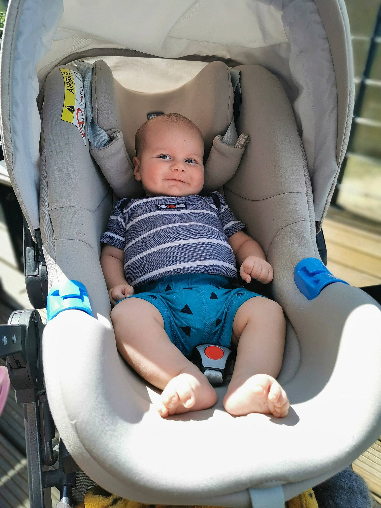 Hugo participe au concours pour gagner de l'argent avec cette photo : baby, baby_carriage, baby_in_car_seat, baby_products, car_seat, child, comfort, person, product, toddler