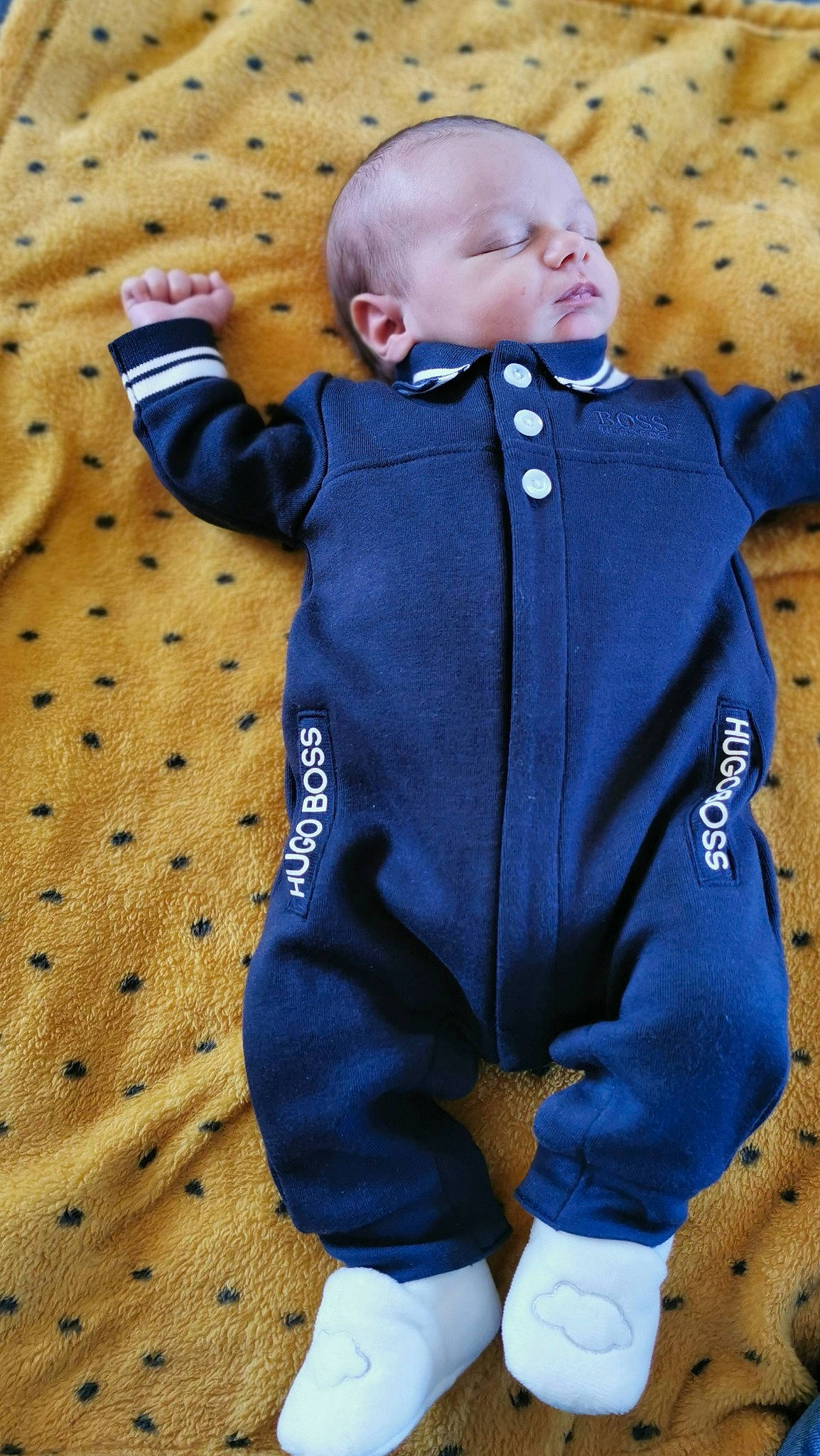 Hugo a rejoint le concours — aidez-le/la à gagner de superbes lots ! adventure, baby, blue, child, person, play, recreation, textile, toddler