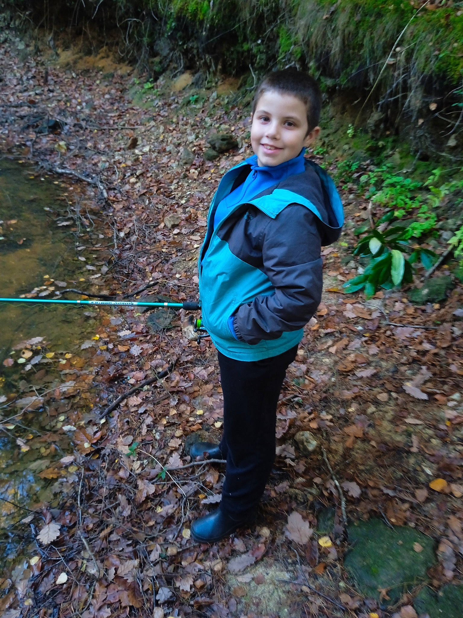 Matthias participe au concours pour gagner de l'argent avec cette photo : boot, electric_blue, forest, grass, jacket, joy, jungle, landscape, leisure, natural_environment, natural_landscape, people_in_nature, person, plant, recreation, smile, soil, toddler, trail, walking