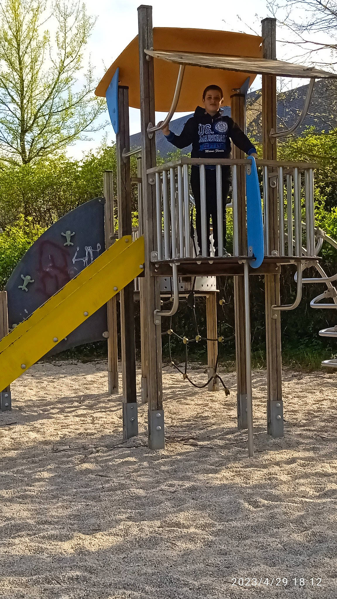 Matthias a rejoint le concours — aidez-le/la à gagner de superbes lots ! building, chute, city, fun, grass, house, joy, leisure, outdoor_play_equipment, person, plant, play, playground, playground_slide, recreation, shade, shorts, sky, soil, toddler