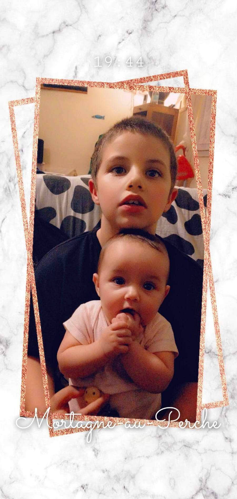 Matthias a rejoint le concours — aidez-le/la à gagner de superbes lots ! baby, baby_toddler_clothing, beauty, cheek, child, event, fun, happy, human, linens, pattern, people, person, photo_caption, room, sitting, skin, surprise, t_shirt, toddler