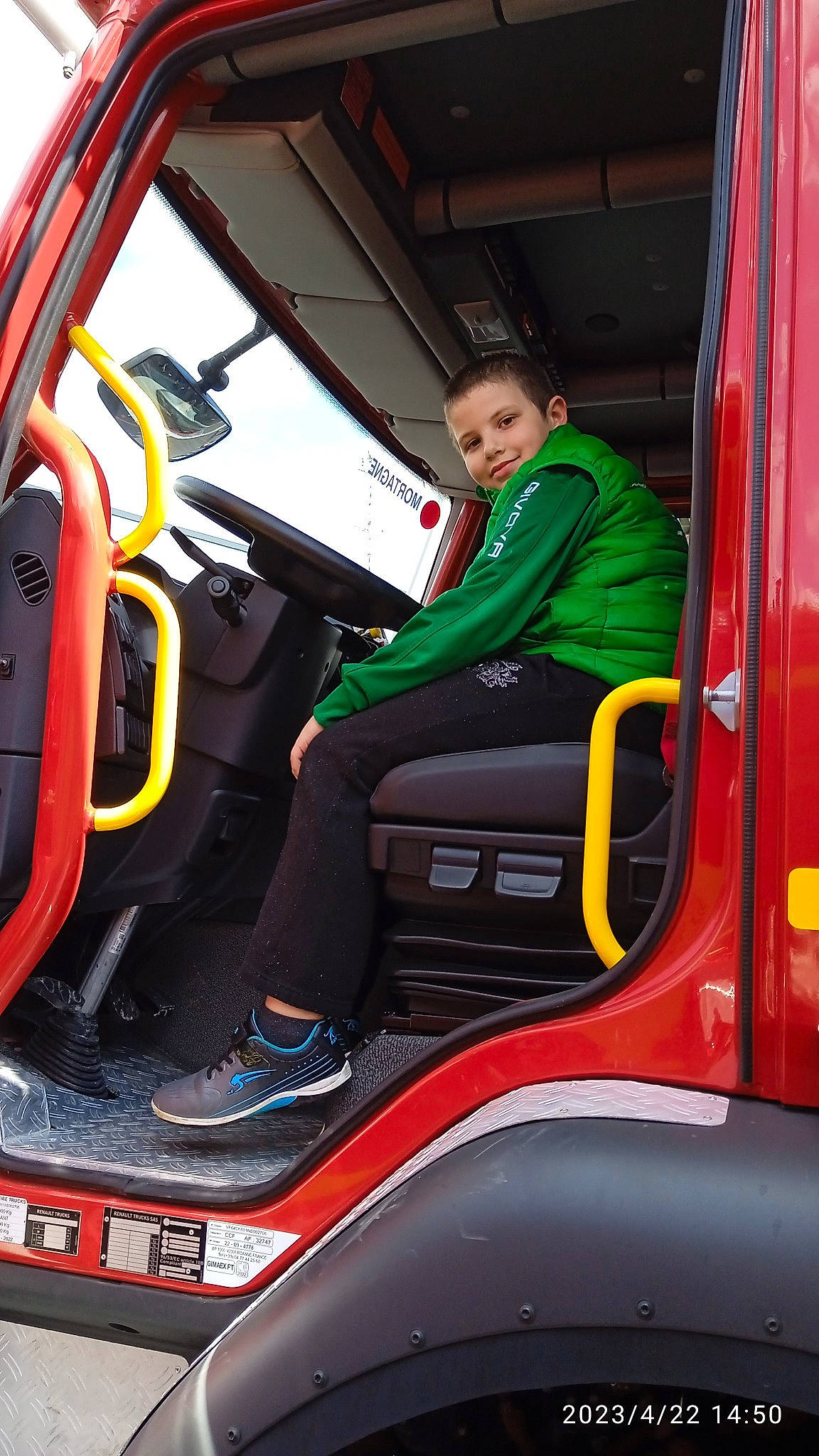 Matthias a rejoint le concours — aidez-le/la à gagner de superbes lots ! auto_part, automotive_design, automotive_exterior, automotive_lighting, automotive_tire, automotive_wheel_system, automotive_window_part, bumper, car, car_seat_cover, helmet, hood, joy, mode_of_transport, motor_vehicle, person, personal_protective_equipment, sneakers, steering_wheel, vehicle