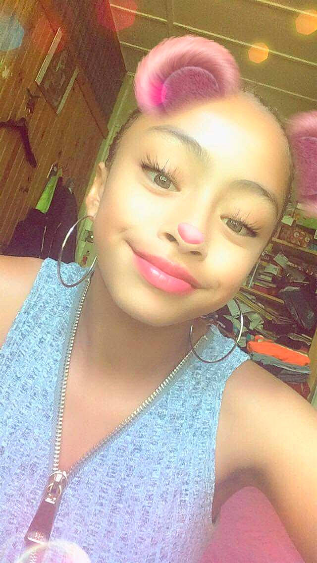 Maïlys a rejoint le concours — aidez-le/la à gagner de superbes lots ! beauty, black_hair, blond, cheek, chin, eyebrow, face, forehead, girl, hair, hair_coloring, hairstyle, head, human_hair_color, lip, long_hair, nose, person, pink, selfie