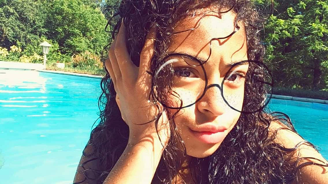 Maïlys participe au concours pour gagner de l'argent avec cette photo : black_hair, eyewear, face, fun, girl, glasses, happiness, leisure, person, smile, summer, sunglasses, swimming_pool, vacation, vision_care, water