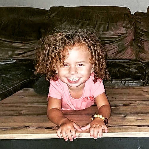 Aliyah a rejoint le concours — aidez-le/la à gagner de superbes lots ! baby_toddler_clothing, cheek, comfort, couch, facial_expression, flash_photography, floor, hair, hairstyle, happy, head, human, iris, joy, lip, mammal, person, skin, smile, toddler