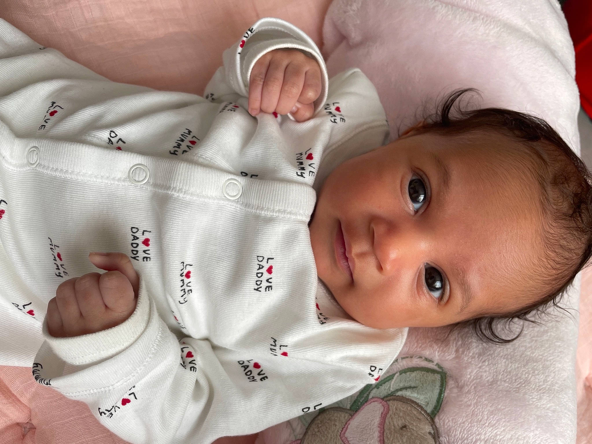 Valentina a rejoint le concours — aidez-le/la à gagner de superbes lots ! arm, baby, baby_toddler_clothing, cheek, chin, comfort, facial_expression, finger, gesture, hand, lip, mouth, muscle, nose, organ, person, skin, sleeve, smile, textile