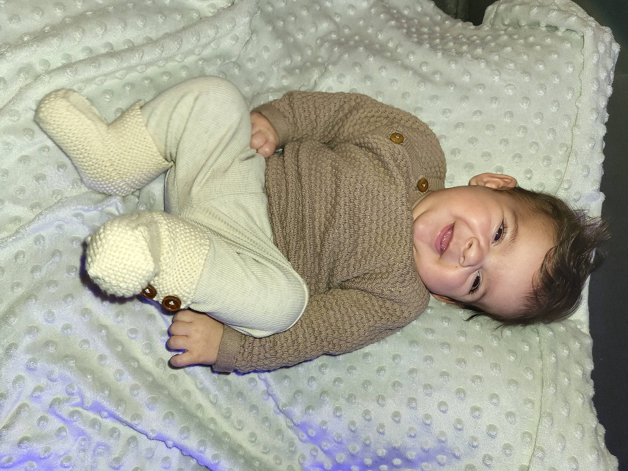 Tiago a rejoint le concours — aidez-le/la à gagner de superbes lots ! baby, baby_sleeping, baby_toddler_clothing, bedding, bedtime, child, comfort, couch, gesture, grass, linens, mammal, person, room, skin, smile, textile, toddler, vertebrate, wood