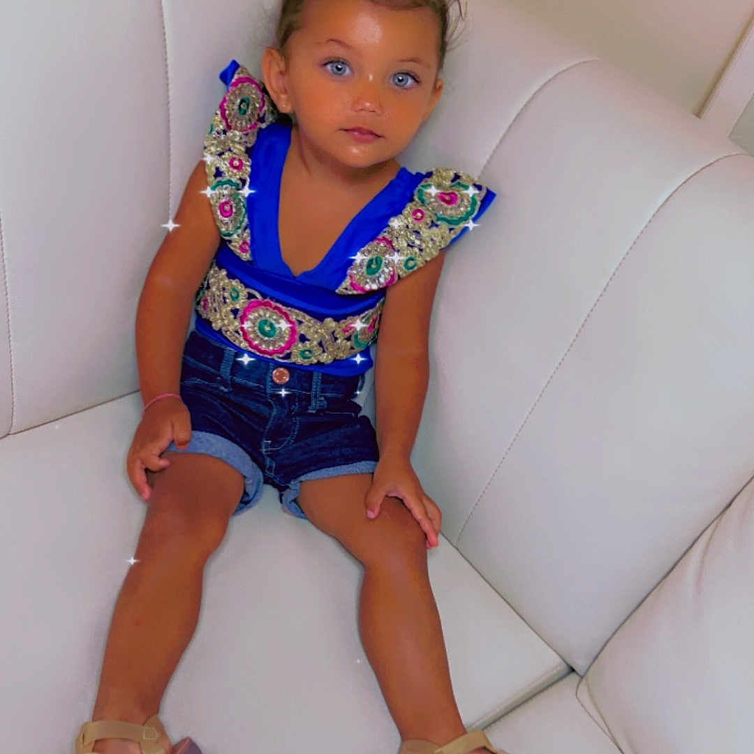 Kiara a rejoint le concours — aidez-le/la à gagner de superbes lots ! bodypart, child, clothing, couch, dress, face, female, finger, footwear, furniture, girl, hand, head, homedecor, pants, person, sandal, shoe, shorts, sitting