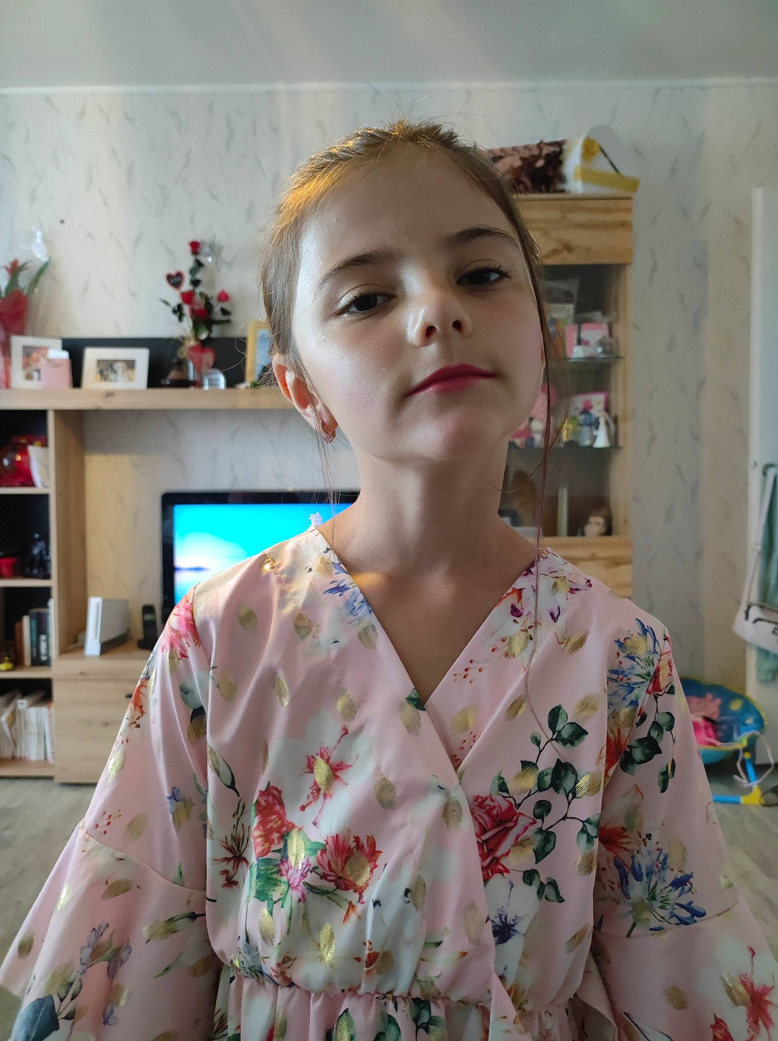 Jade participe au concours pour gagner de l'argent avec cette photo : bookcase, child, chin, dress_shirt, event, eyelash, fashion_accessory, fashion_design, machine, neck, pattern, peach, person, room, shelf, shelving, shoulder, sleeve, vintage_clothing, visual_arts