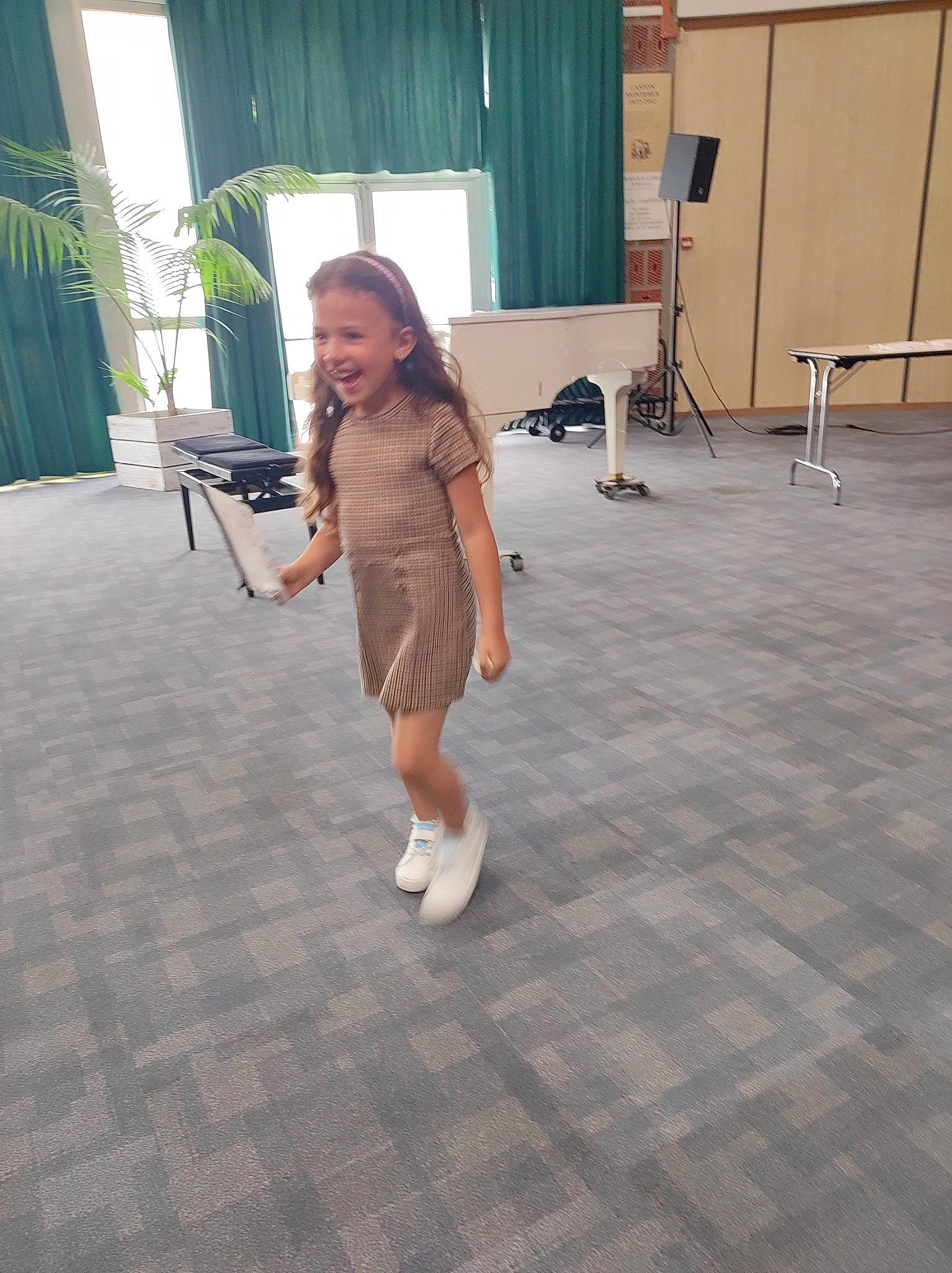 Ioana a rejoint le concours — aidez-le/la à gagner de superbes lots ! chair, costume, curtain, entertainment, event, fashion_design, floor, flooring, fun, hardwood, human_leg, joint, joy, knee, performing_arts, person, room, sandal, sitting, smile