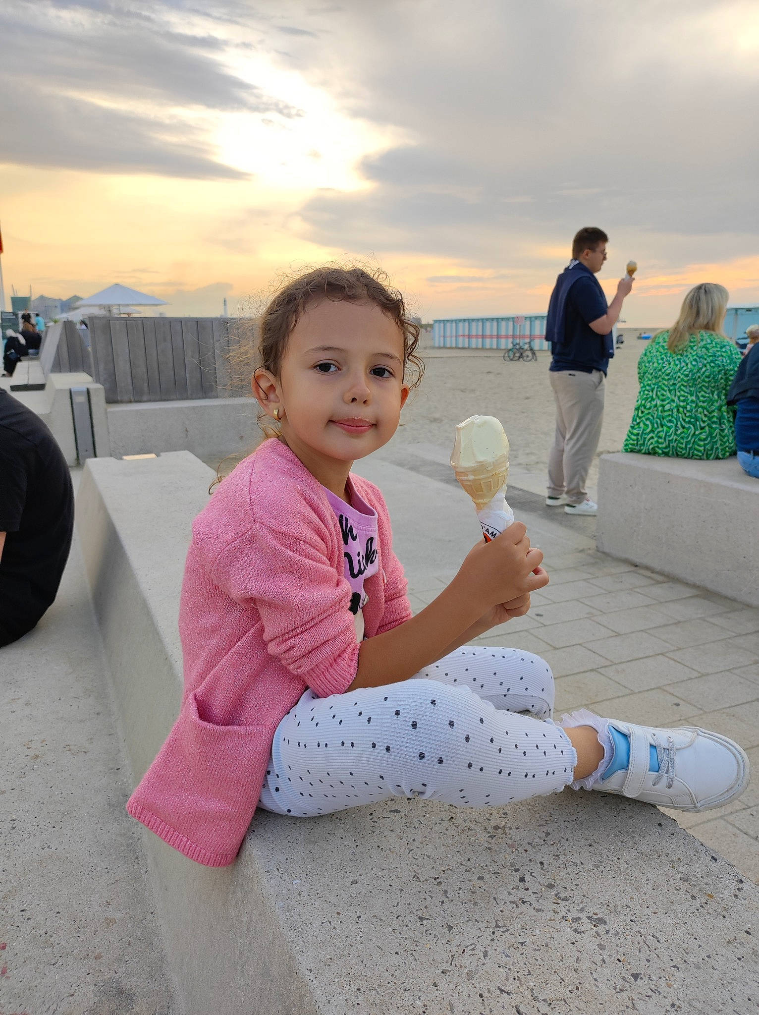 Ioana participe au concours pour gagner de l'argent avec cette photo : child, cloud, fun, happy, human_leg, joy, knee, leisure, person, play, recreation, sand, shoe, sitting, sky, smile, sneakers, sock, t_shirt, toddler
