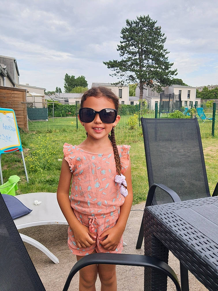 Ioana a rejoint le concours — aidez-le/la à gagner de superbes lots ! cloud, event, eyewear, glasses, goggles, grass, happy, joy, leisure, outdoor_furniture, person, plant, recreation, sky, smile, summer, sunglasses, thigh, travel, tree
