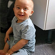 Aykan participe au concours pour gagner de l'argent avec cette photo : child, toddler, smile, happy, indoor, floor, clothing, shorts, tshirt, sitting, cute, baby, person, young, skin, face, eyes, hair, light, joy