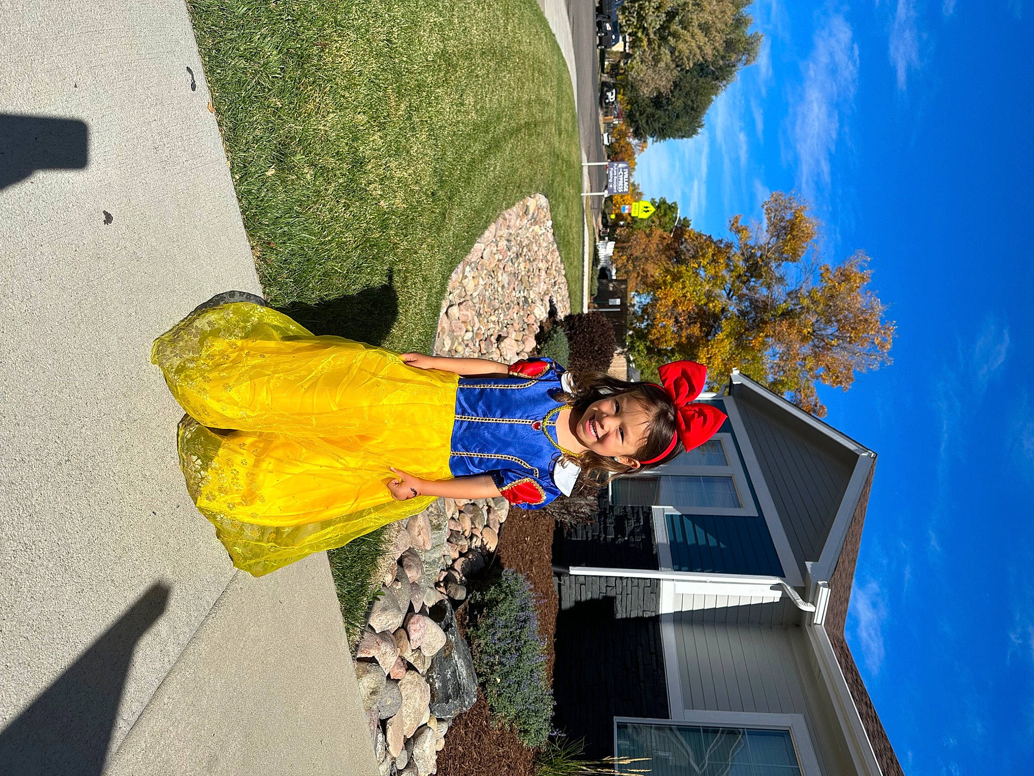 Nella is registered to the contest to win money with this photo: blue, cloud, electric_blue, facade, fun, joy, leaf, leisure, person, plant, recreation, shadow, sky, smile, tourism, travel, tree, world