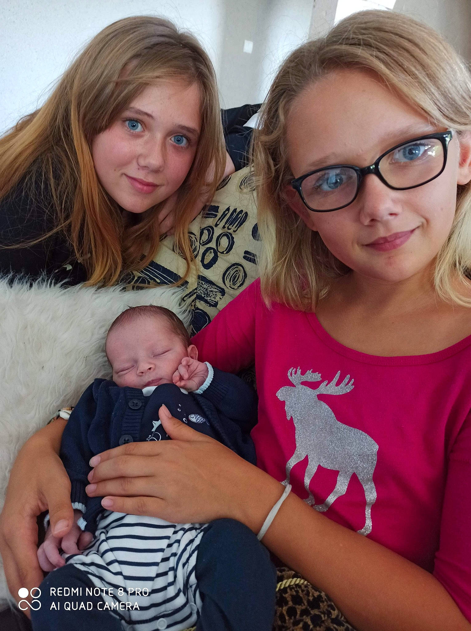 Katty a rejoint le concours — aidez-le/la à gagner de superbes lots ! arm, eye, face, facial_expression, gesture, glasses, hair, hand, happy, head, human, iris, joy, mammal, organ, person, shoulder, skin, sleeve, smile