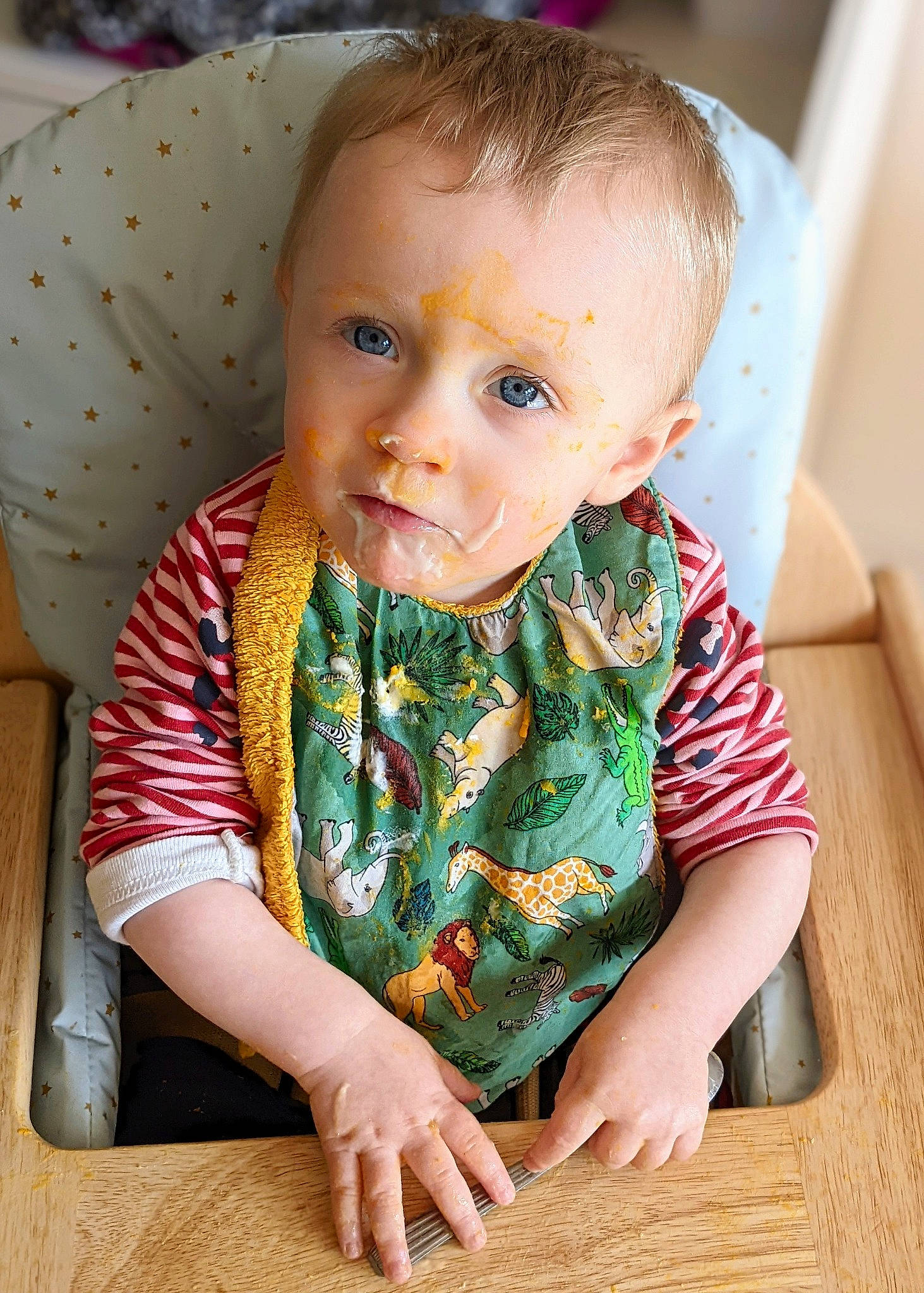 Alizé a rejoint le concours — aidez-le/la à gagner de superbes lots ! baby, baby_toddler_clothing, chair, cheek, child, clothing, collar, dress, eye, flooring, fun, happy, hardwood, head, iris, person, skin, sleeve, t_shirt, toddler