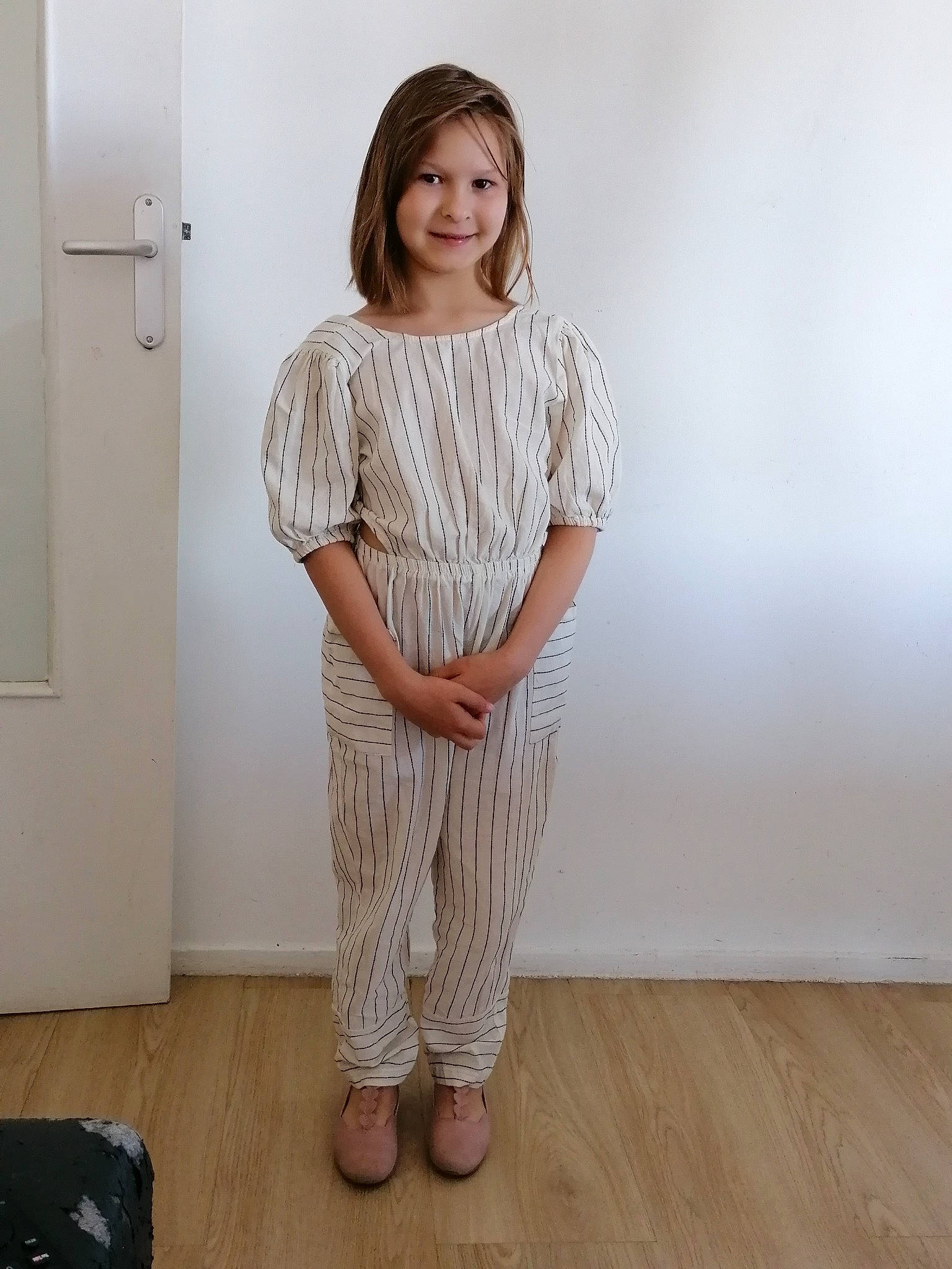 Kelia participe au concours pour gagner de l'argent avec cette photo : collar, door, event, fashion_design, floor, flooring, grey, hardwood, human_leg, joy, knee, laminate_flooring, neck, person, shoulder, sleeve, smile, street_fashion, thigh, trunk