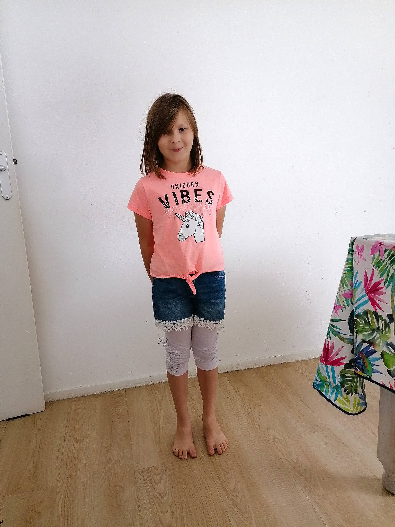 Kelia a rejoint le concours — aidez-le/la à gagner de superbes lots ! barefoot, denim, floor, flooring, happy, hardwood, human_leg, joy, knee, laminate_flooring, leg, pattern, person, shorts, shoulder, sleeve, t_shirt, thigh, toddler, waist