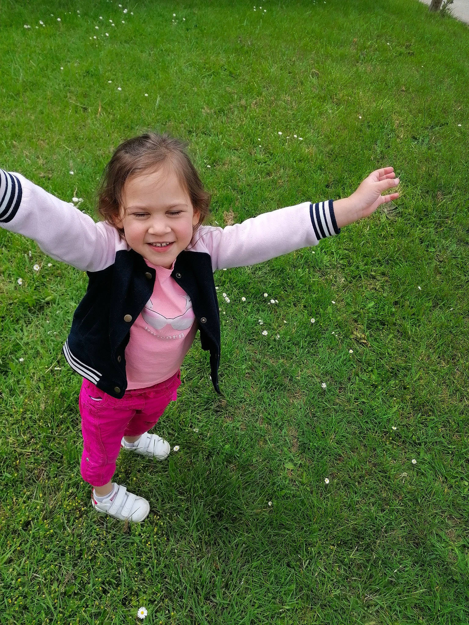 Zoëlia participe au concours pour gagner de l'argent avec cette photo : baby_toddler_clothing, child, fun, garden, gesture, grass, grass_family, grassland, groundcover, happy, joy, lawn, leisure, meadow, people_in_nature, person, plant, recreation, smile, soil