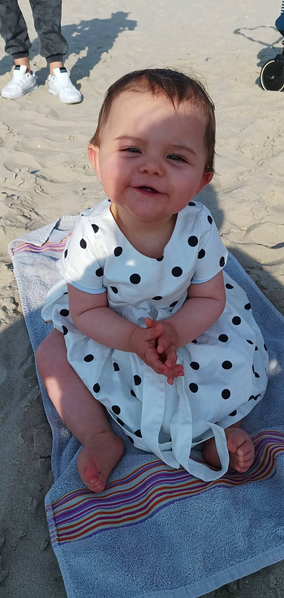 Maëlia participe au concours pour gagner de l'argent avec cette photo : baby, baby_products, baby_toddler_clothing, cheek, child, dress, facial_expression, grass, happy, head, joy, pattern, person, pink, play, sitting, skin, sleeve, smile, t_shirt