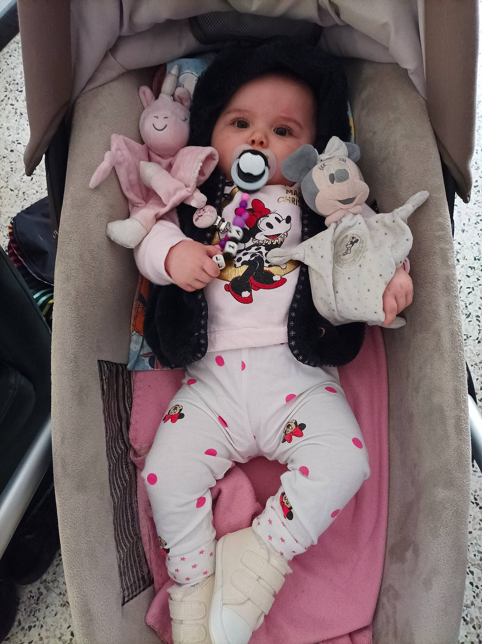 Maëlia participe au concours pour gagner de l'argent avec cette photo : baby, baby_carriage, baby_products, baby_safety, baby_sleeping, baby_toddler_clothing, car_seat, car_seat_cover, carmine, cheek, child, comfort, doll, person, personal_protective_equipment, pink, sitting, sleeve, stuffed_toy, toddler