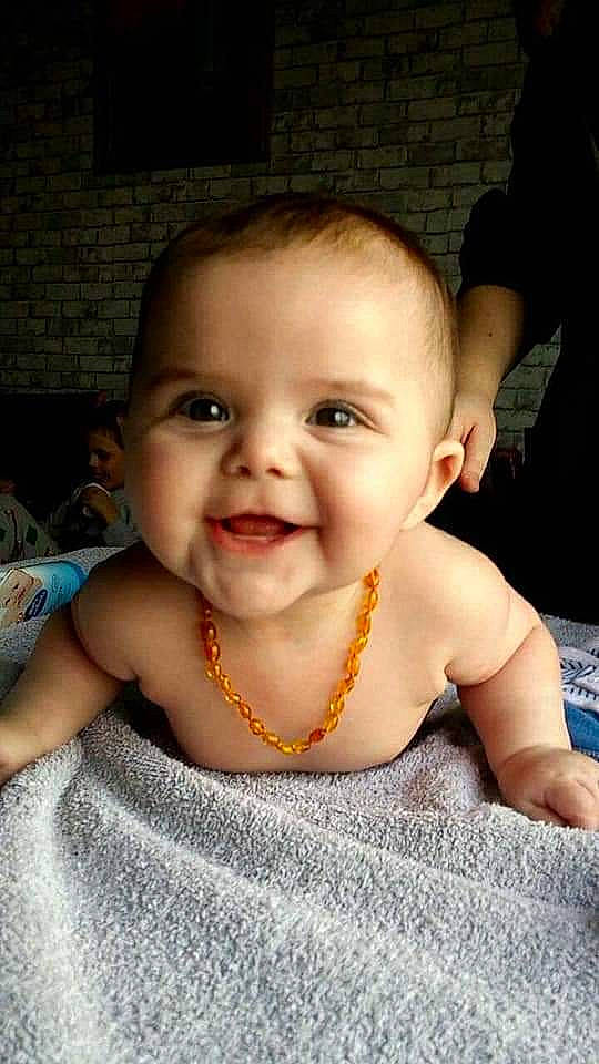 Maëlia a rejoint le concours — aidez-le/la à gagner de superbes lots ! baby, baby_toddler_clothing, cheek, chin, eye, eyebrow, eyelash, flash_photography, forehead, hairstyle, happy, head, iris, joy, lip, mouth, neck, nose, person, skin