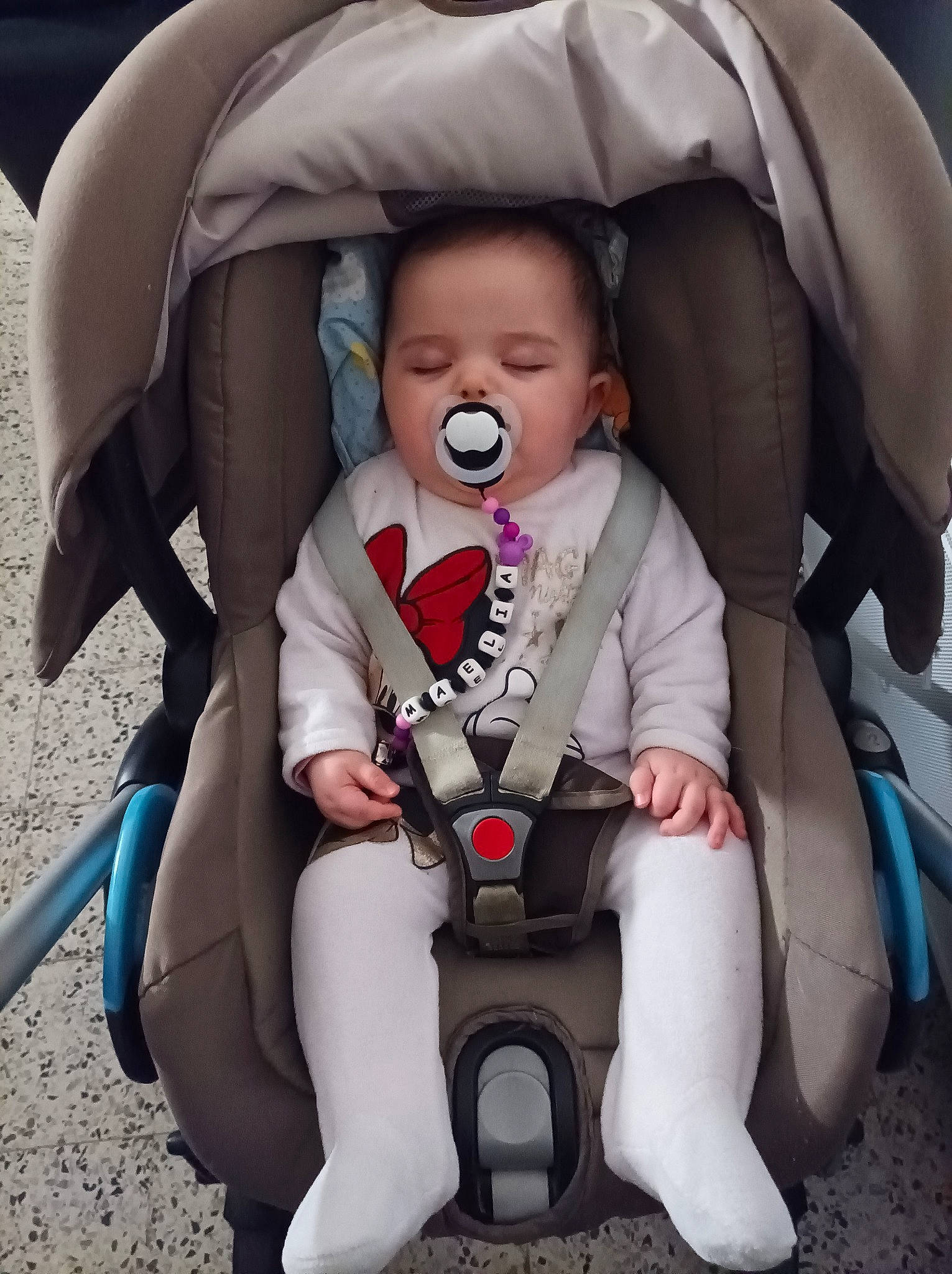 Maëlia participe au concours pour gagner de l'argent avec cette photo : auto_part, baby, baby_carriage, baby_products, baby_toddler_clothing, car_seat, carmine, chair, child, comfort, face, fun, head, human_body, nail, person, personal_protective_equipment, sitting, thigh, toddler