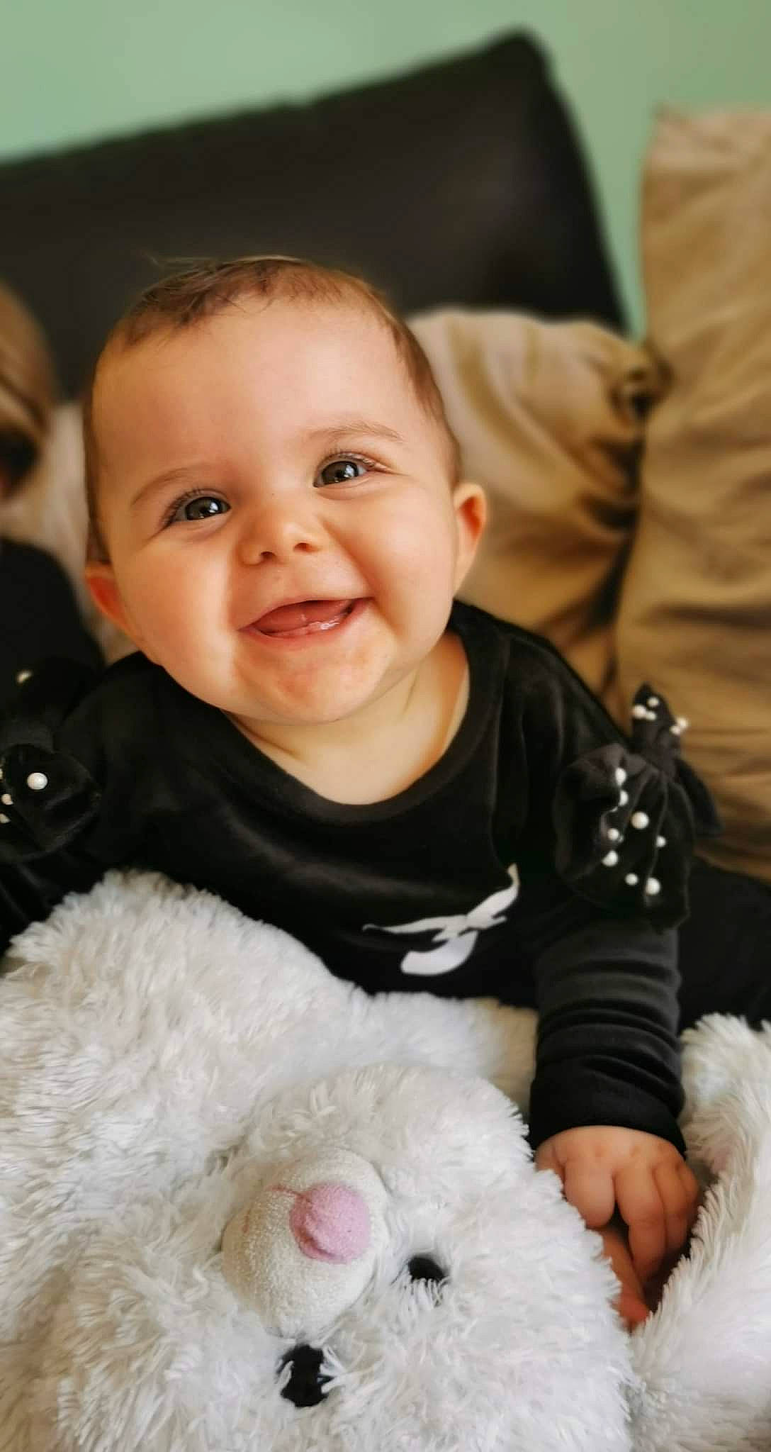 Maëlia participe au concours pour gagner de l'argent avec cette photo : baby, baby_toddler_clothing, cheek, child, comfort, couch, eye, facial_expression, flash_photography, happy, head, iris, joy, organ, people, person, skin, sleeve, smile, toddler