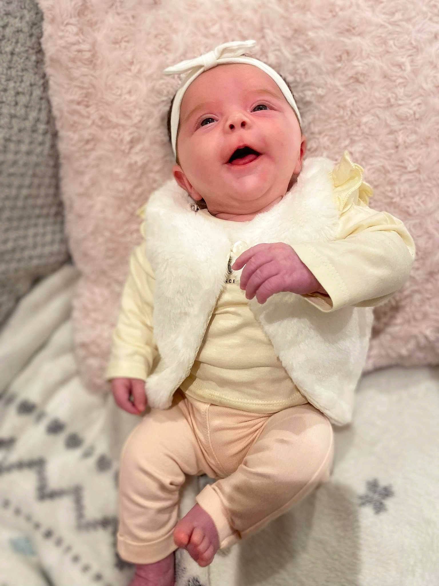 Maëlia a rejoint le concours — aidez-le/la à gagner de superbes lots ! baby, baby_laughing, baby_toddler_clothing, cheek, child, comfort, eye, flooring, fur, happy, head, headwear, human_body, laugh, linens, lip, person, sitting, sleeve, smile